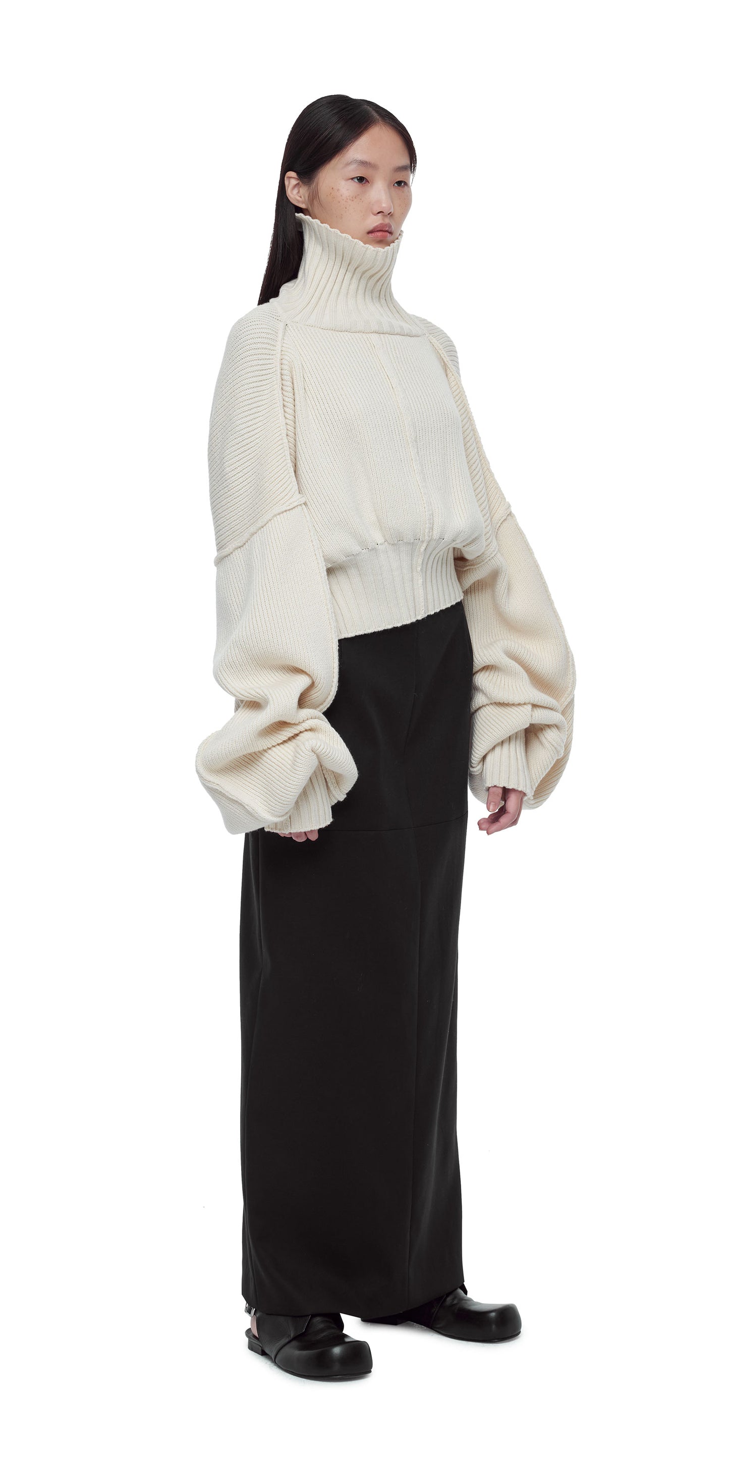 WHITE OVERSIZED KNIT SHORT TURTLENECK