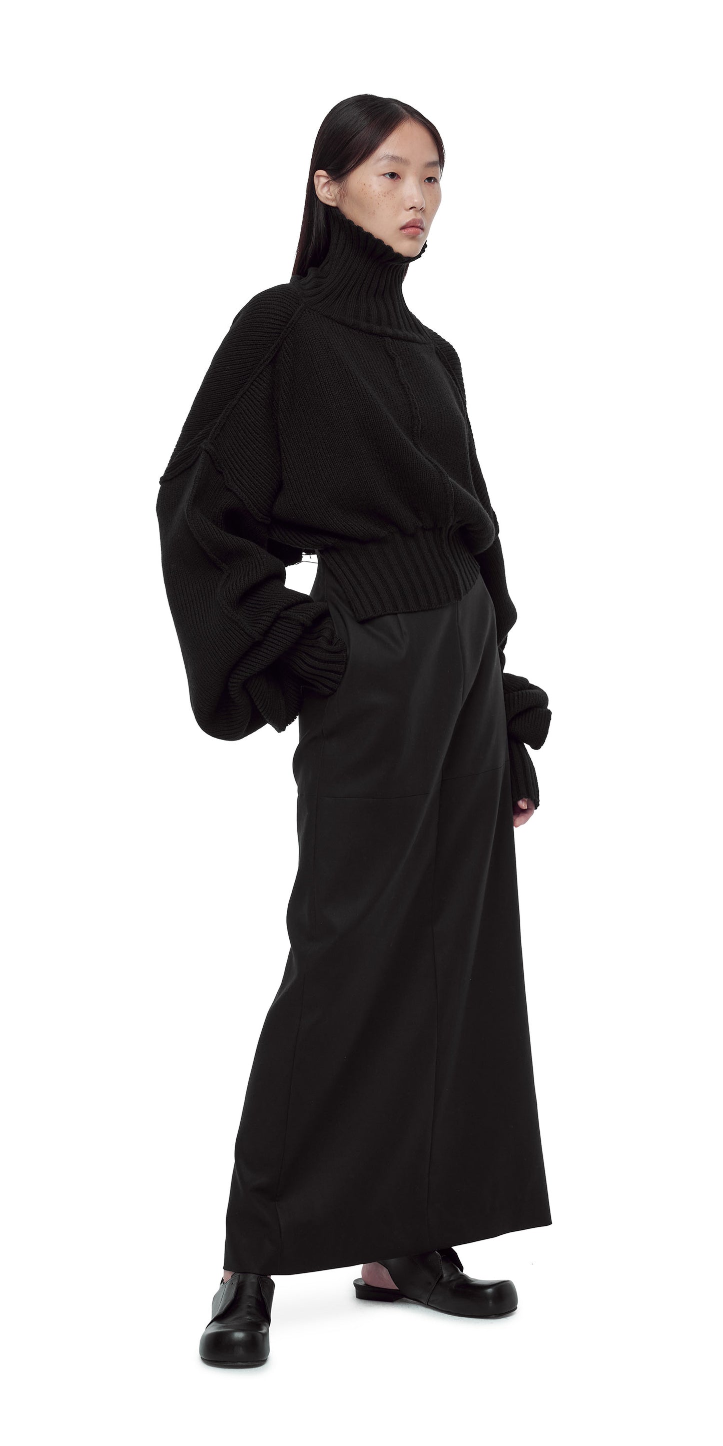 BLACK OVERSIZED KNIT SHORT TURTLENECK