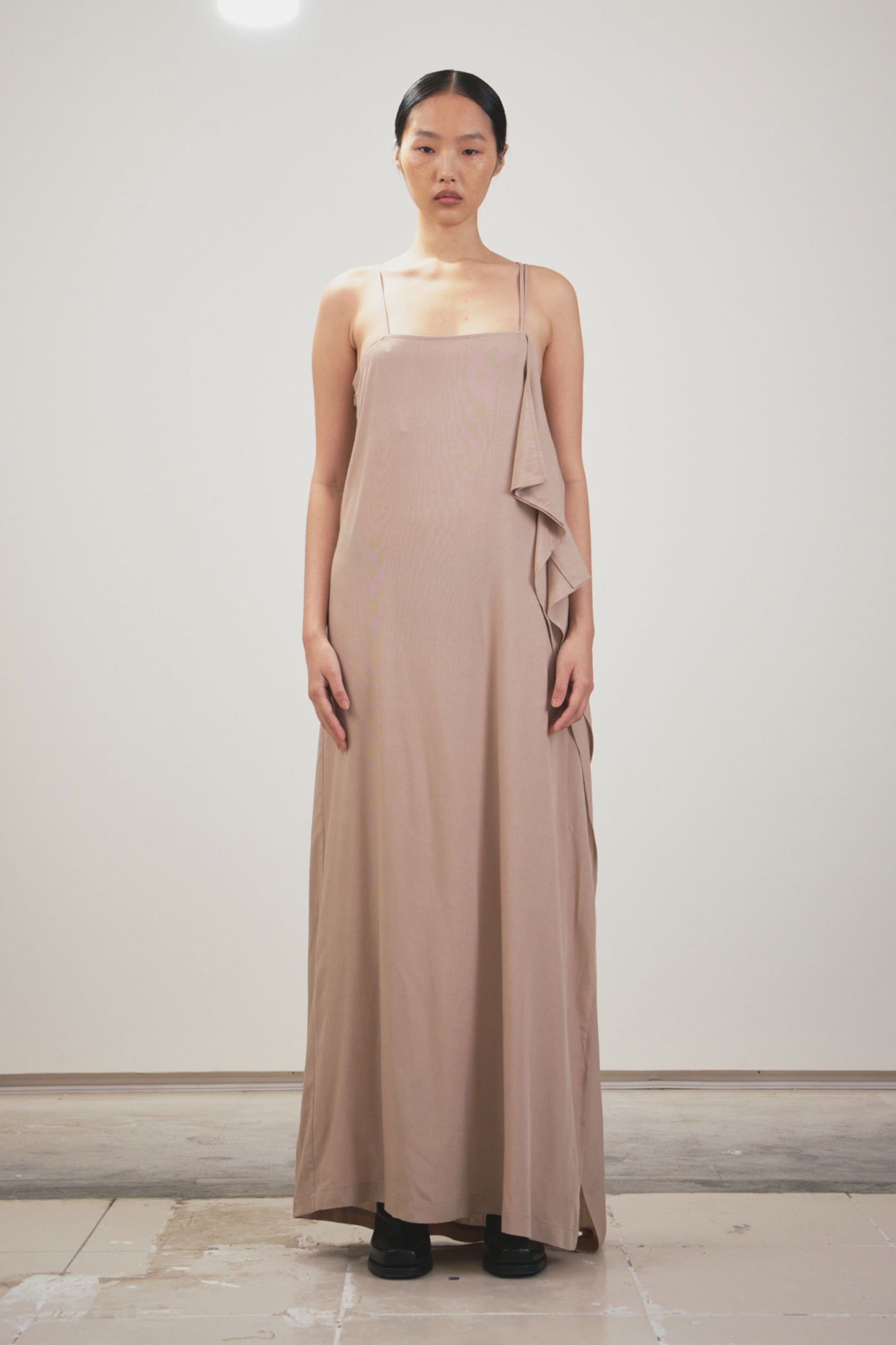 NUDE SPAGHETTI SHOULDER SQUARE NECK ASYMMETRIC CUTTING DRESS