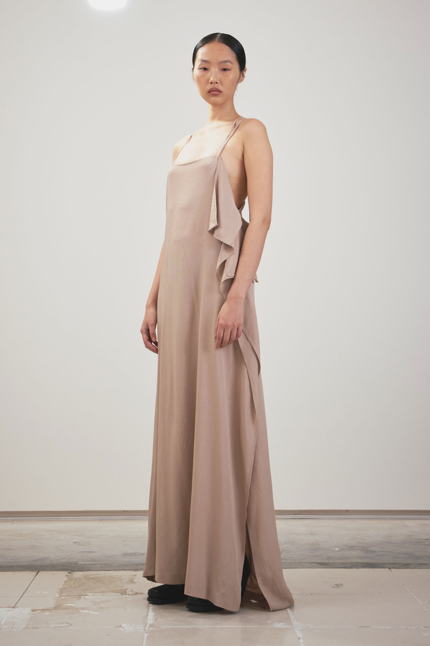 NUDE SPAGHETTI SHOULDER SQUARE NECK ASYMMETRIC CUTTING DRESS