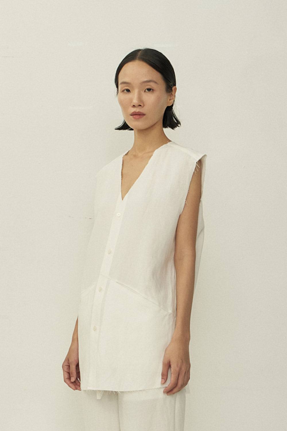 WHITE V-NECK RAW EDGE SLEEVELESS SHIRT