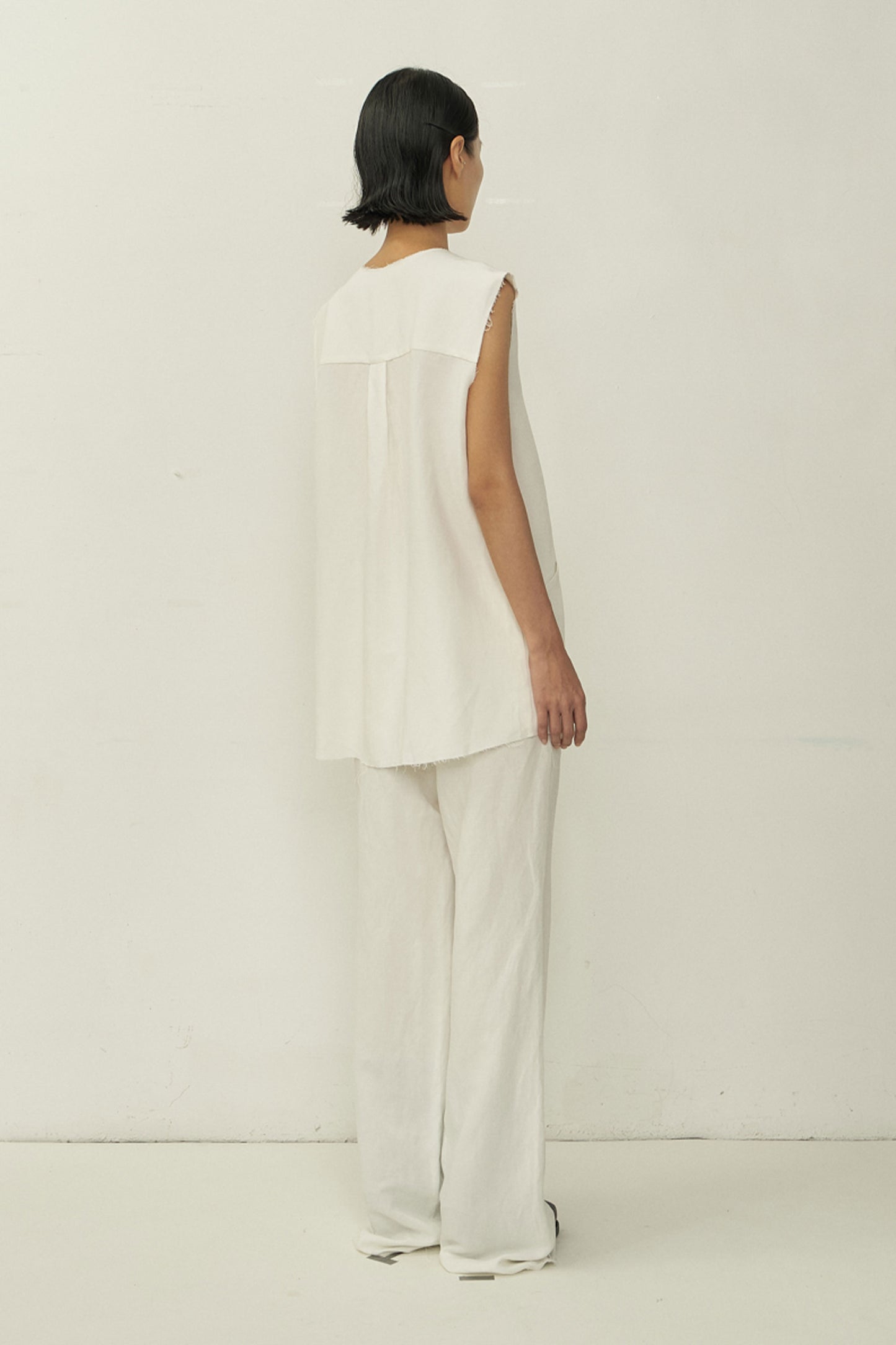 WHITE V-NECK RAW EDGE SLEEVELESS SHIRT