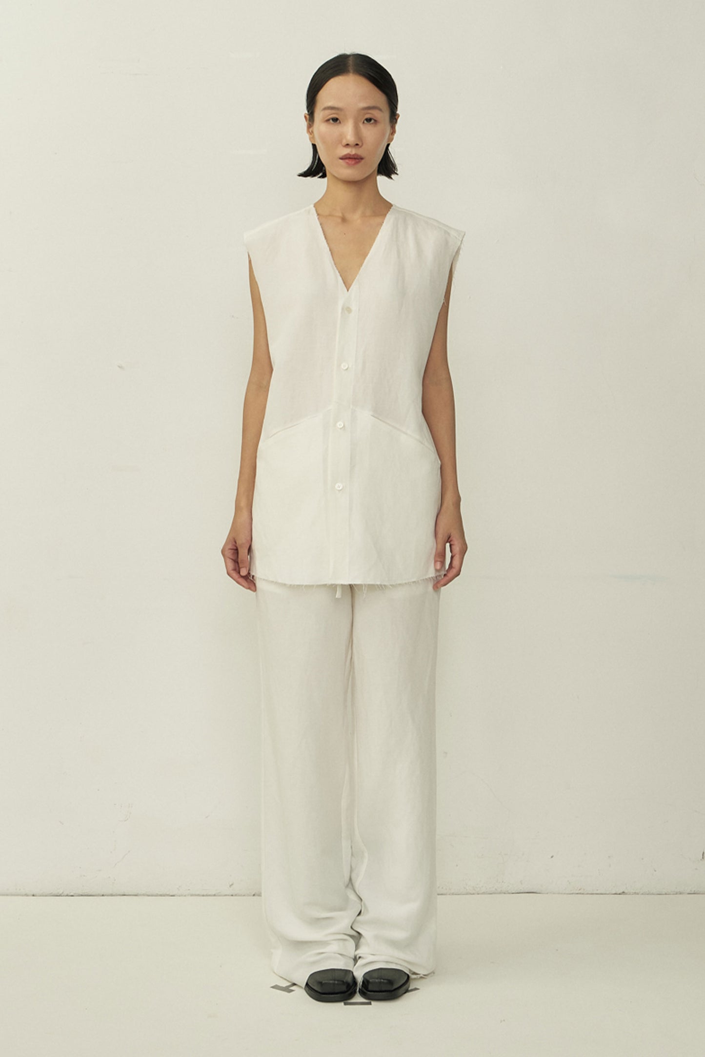 WHITE V-NECK RAW EDGE SLEEVELESS SHIRT