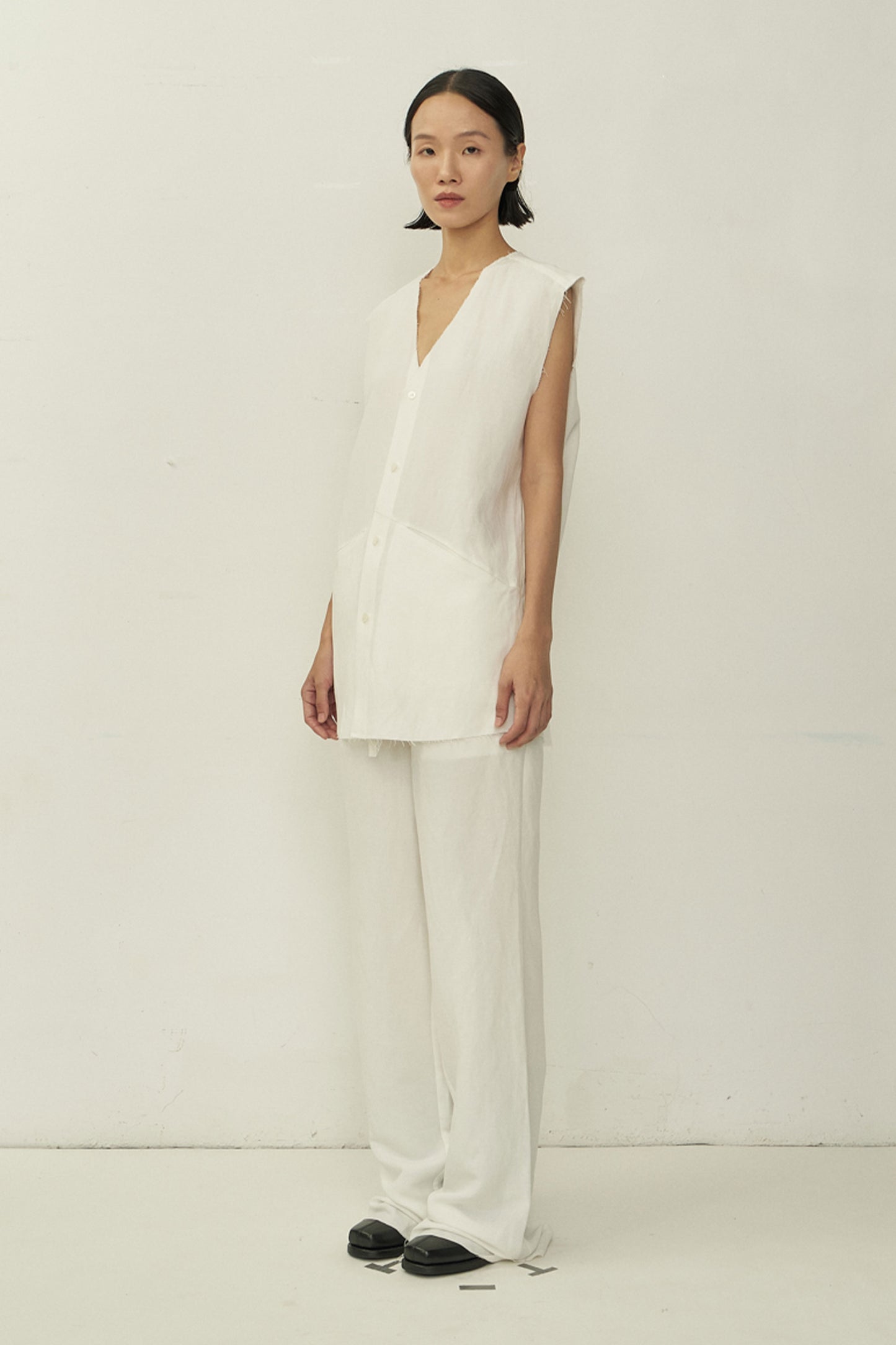 WHITE V-NECK RAW EDGE SLEEVELESS SHIRT