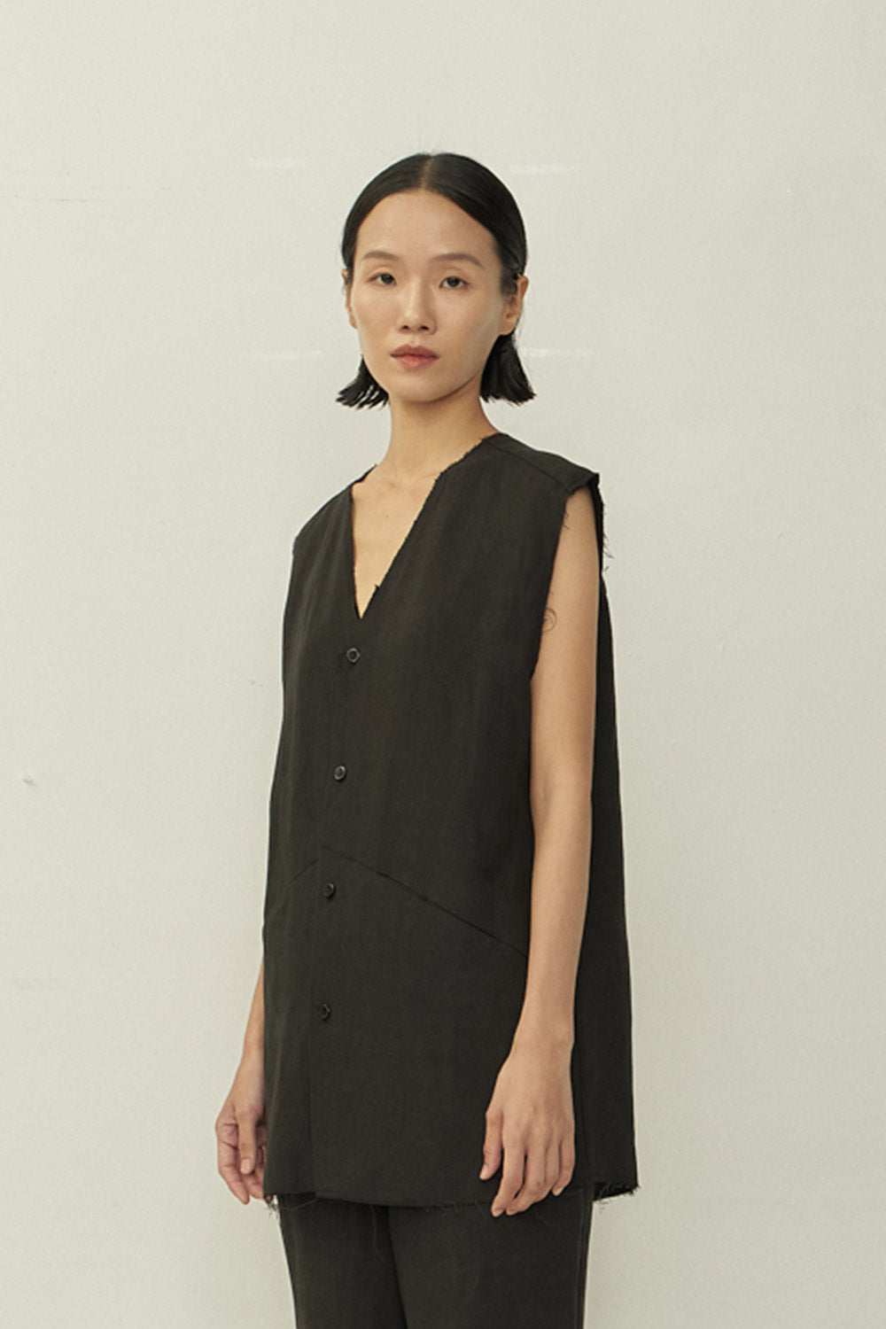 BLACK V-NECK RAW EDGE SLEEVELESS SHIRT
