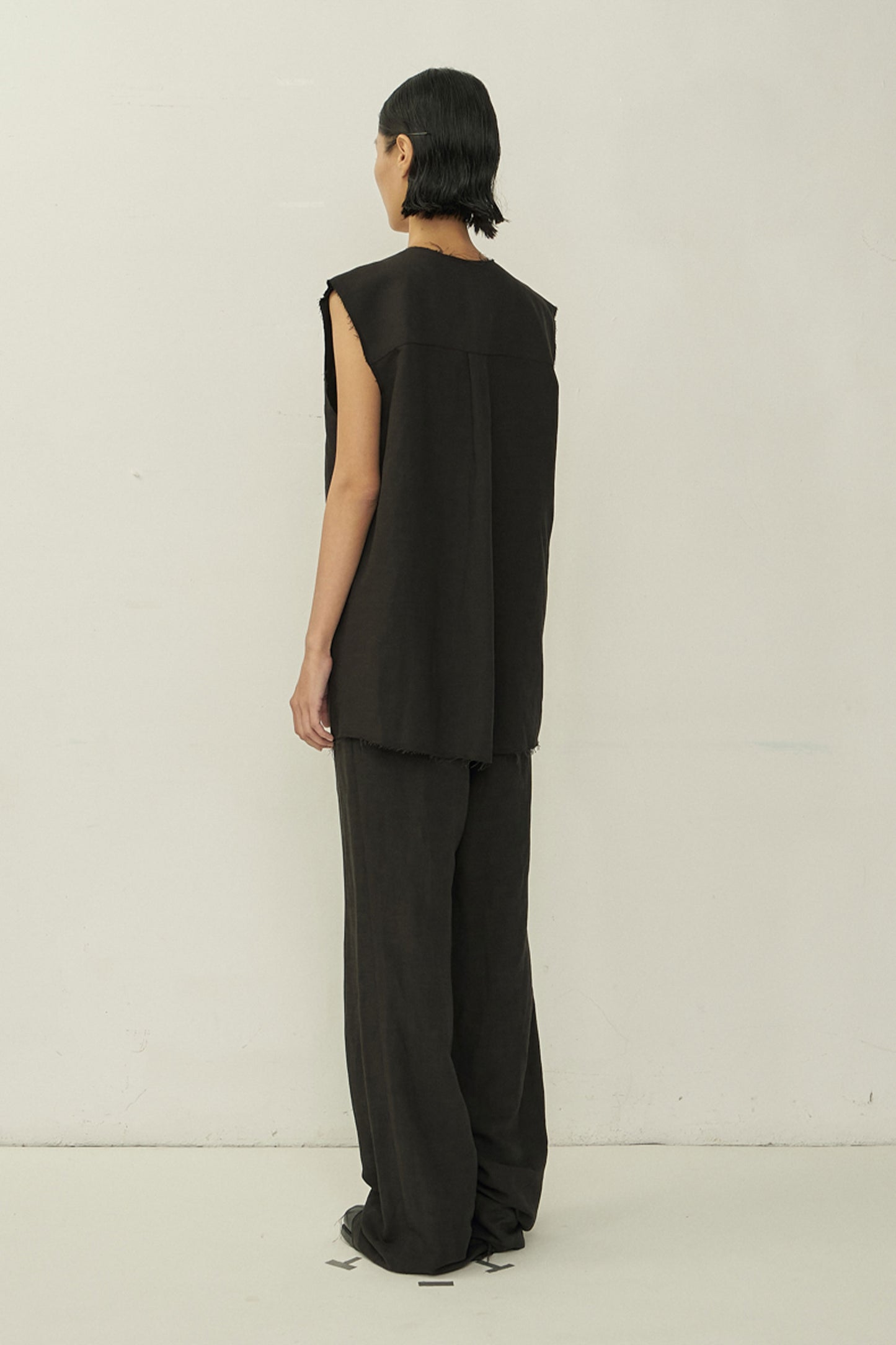 BLACK V-NECK RAW EDGE SLEEVELESS SHIRT