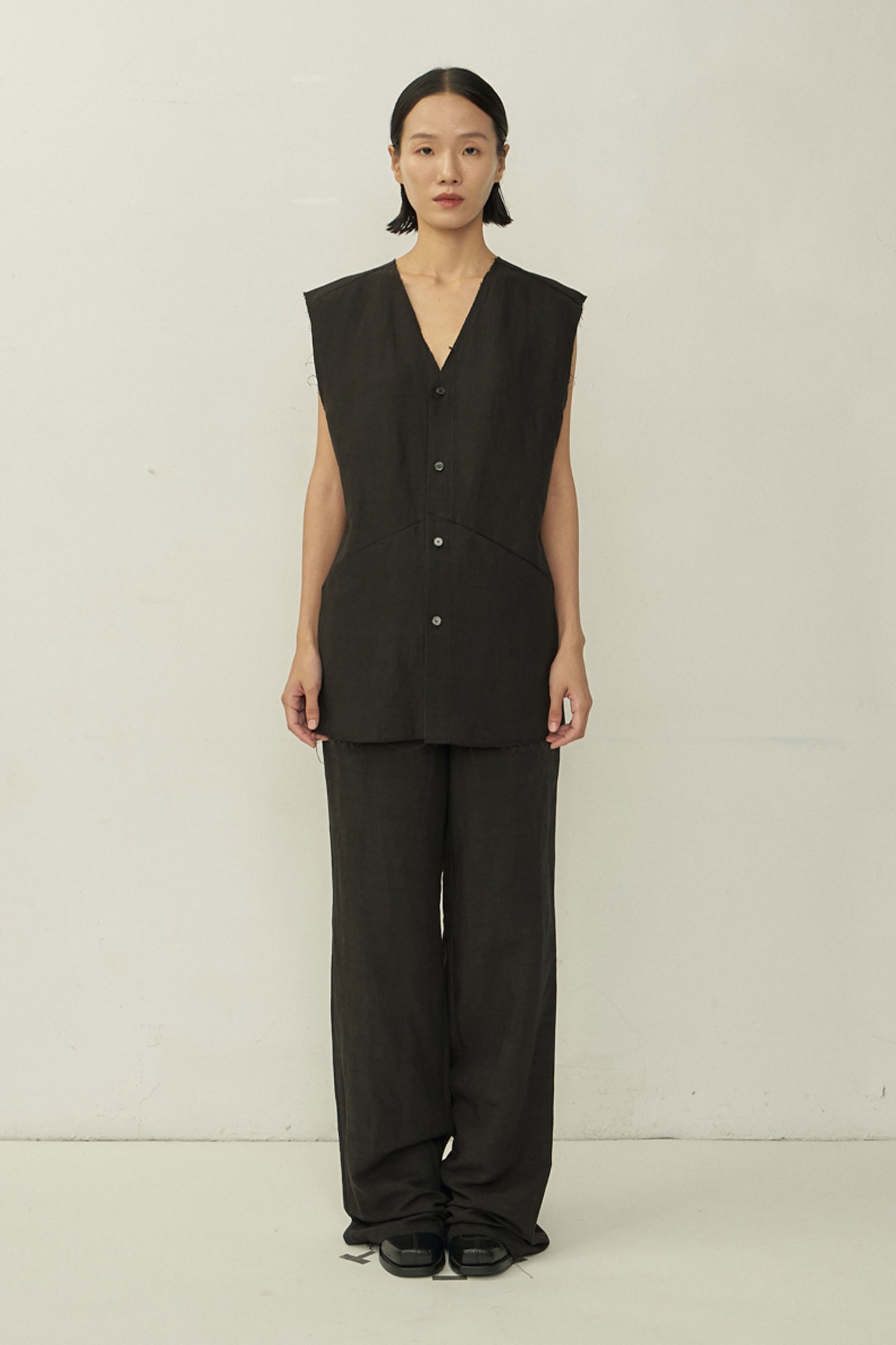 BLACK V-NECK RAW EDGE SLEEVELESS SHIRT