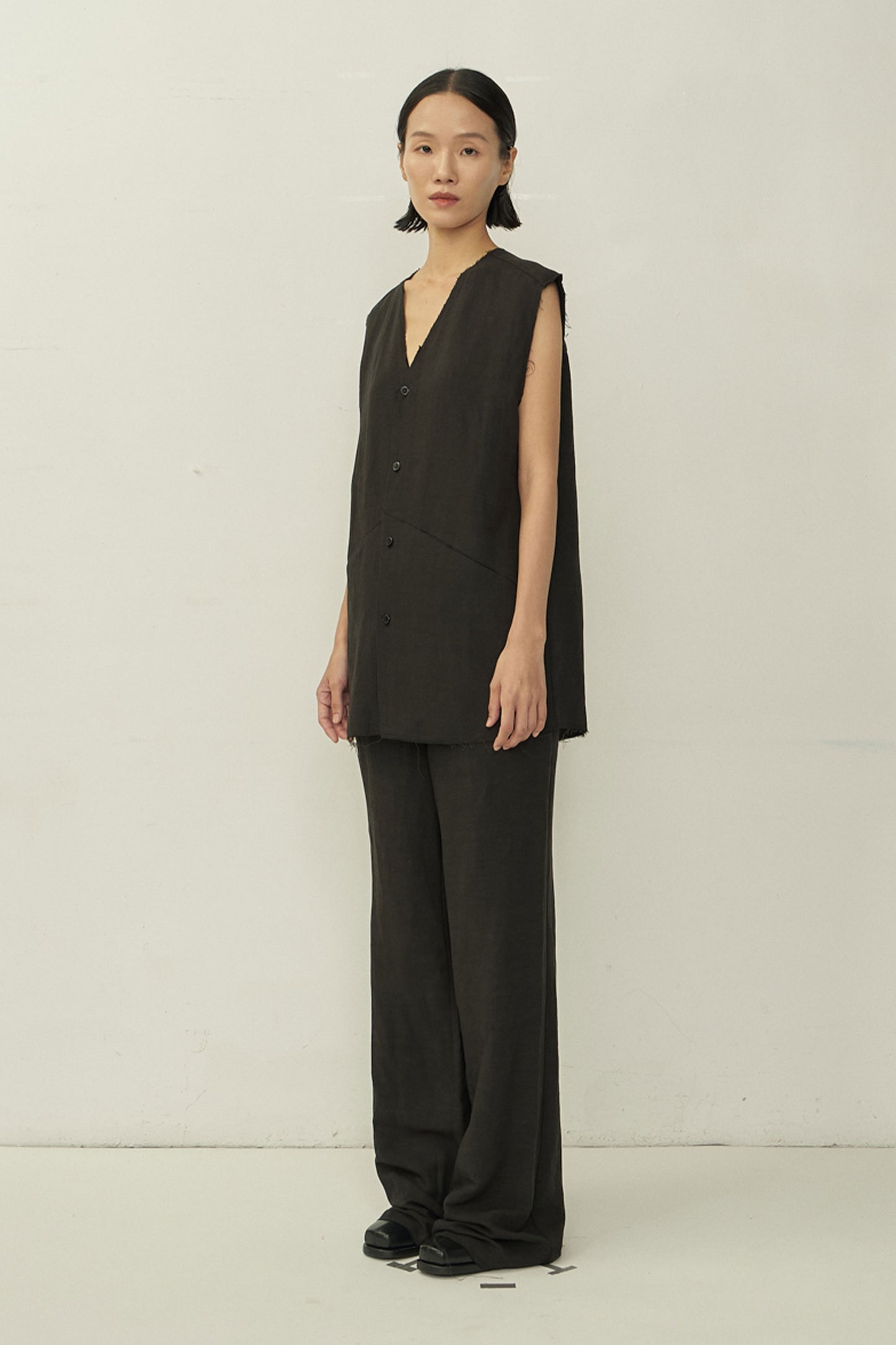 BLACK V-NECK RAW EDGE SLEEVELESS SHIRT