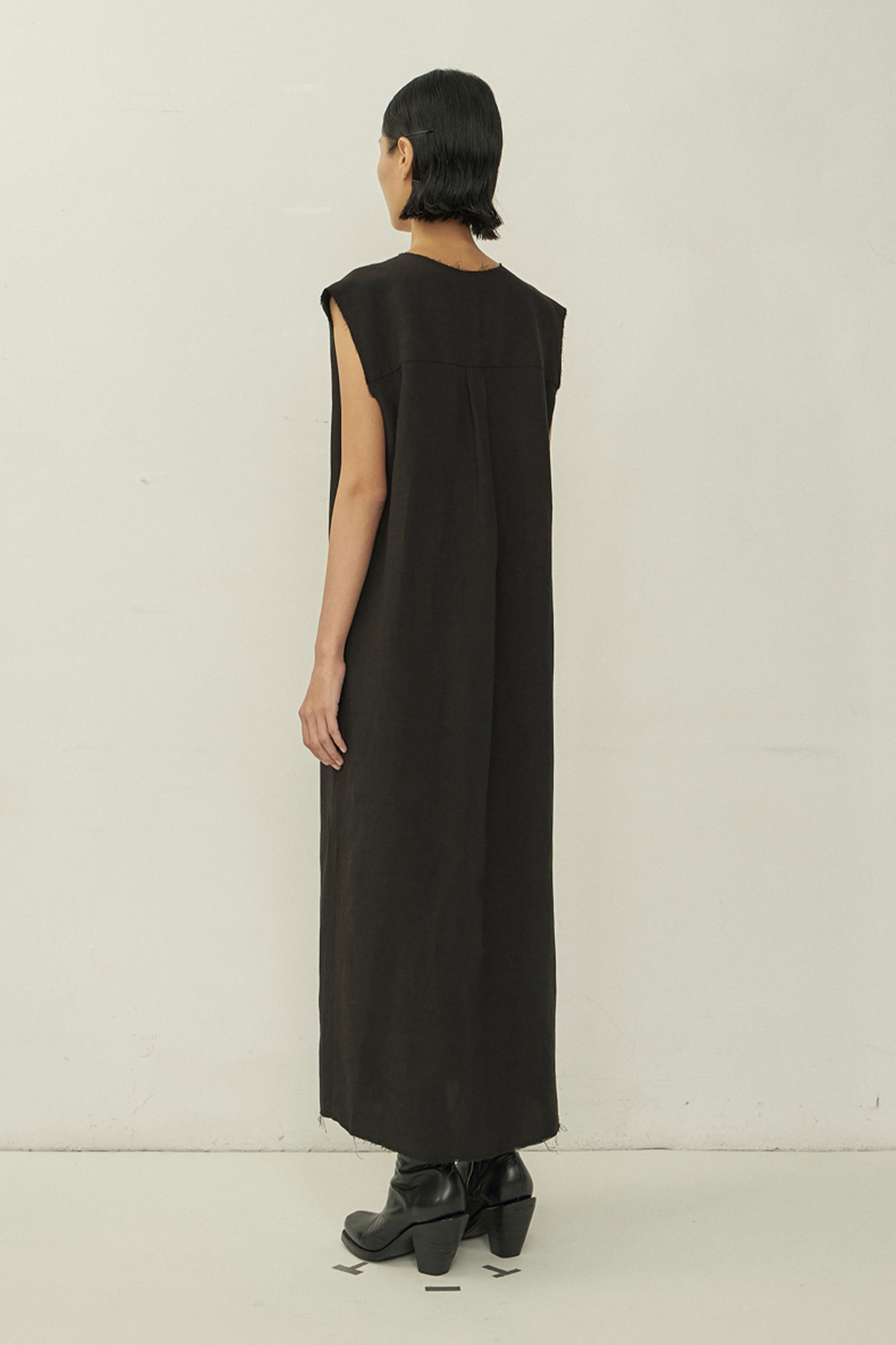 BLACK V-NECK RAW EDGE SLEEVELESS SHIRT DRESS