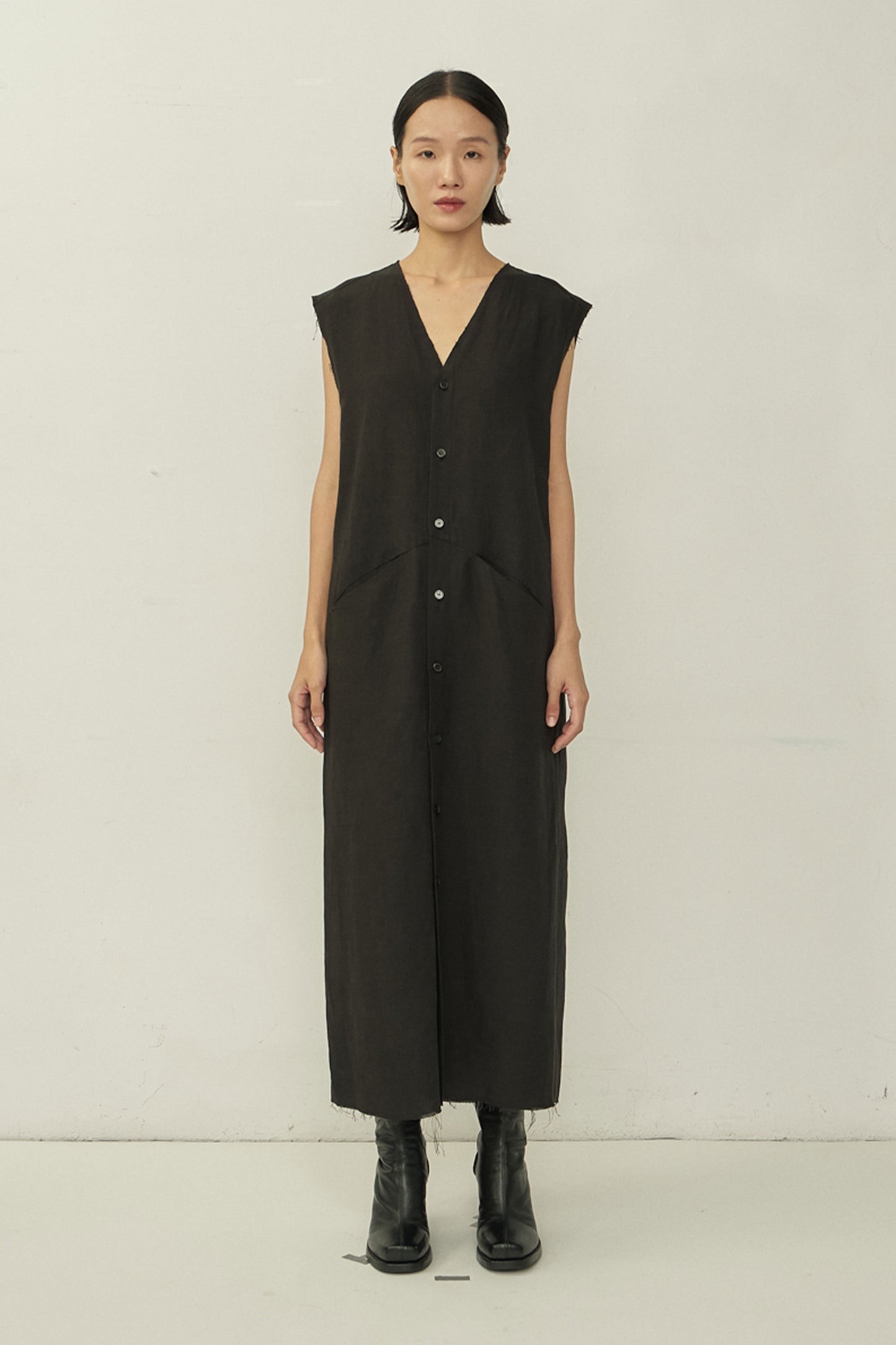 BLACK V-NECK RAW EDGE SLEEVELESS SHIRT DRESS