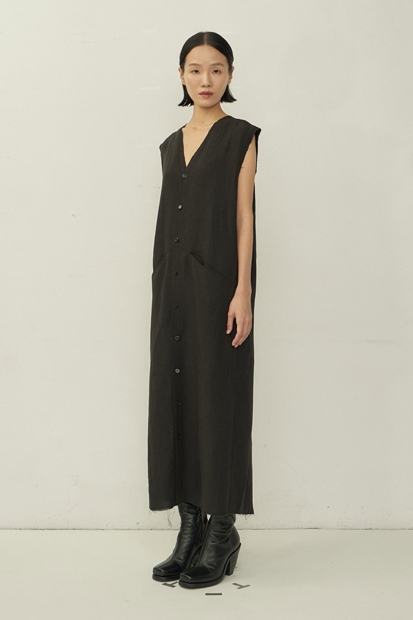 BLACK V-NECK RAW EDGE SLEEVELESS SHIRT DRESS