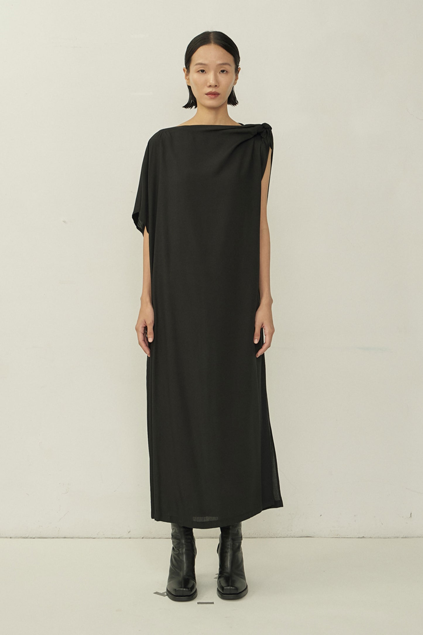 BLACK SQUARE NECK ASYMMETRIC CUTTING DRESS