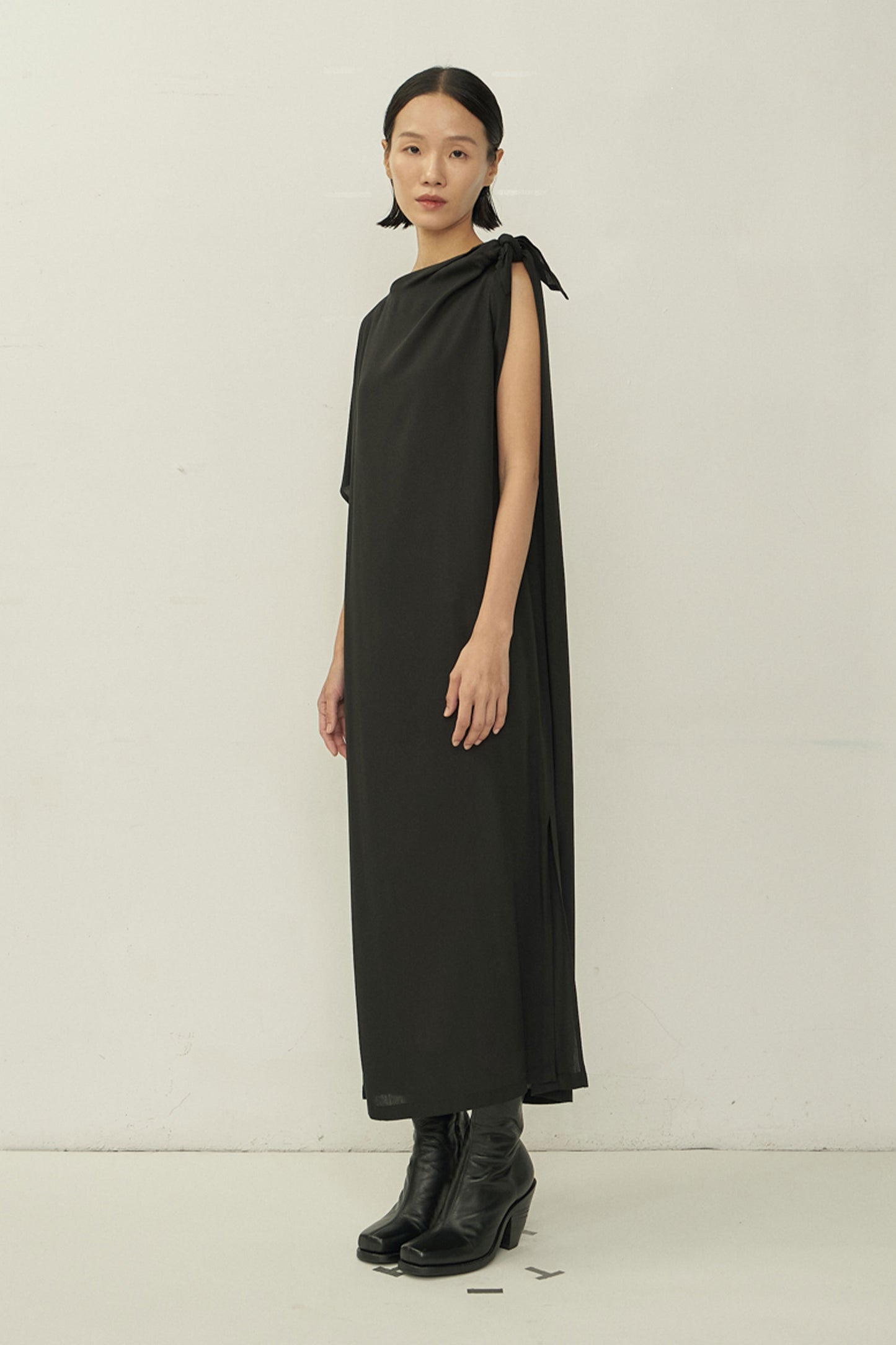 BLACK SQUARE NECK ASYMMETRIC CUTTING DRESS