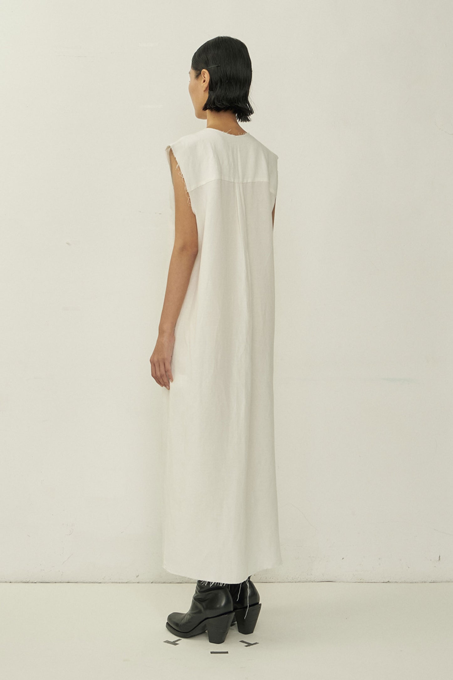 WHITE V-NECK RAW EDGE SLEEVELESS SHIRT DRESS
