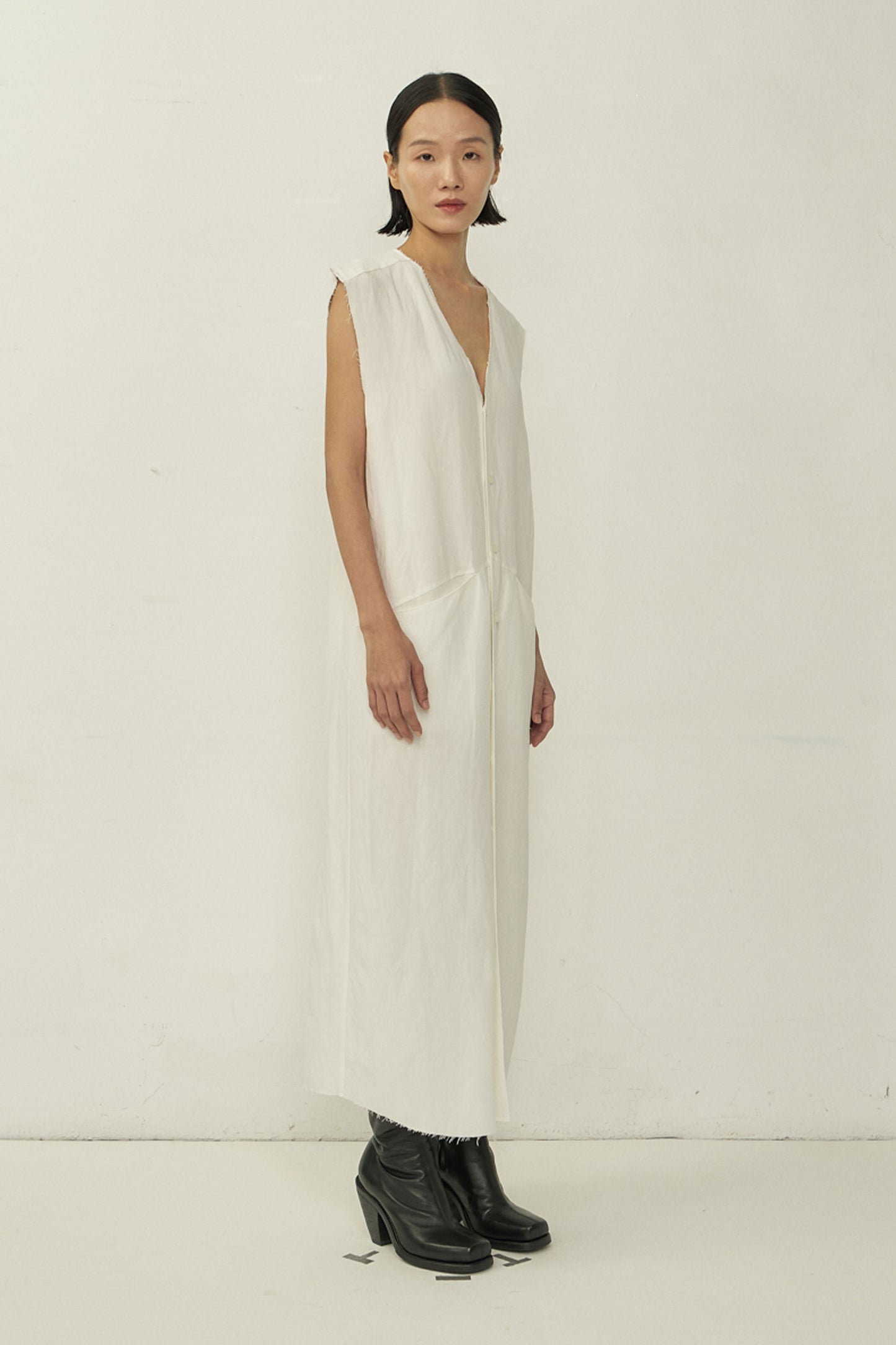 WHITE V-NECK RAW EDGE SLEEVELESS SHIRT DRESS