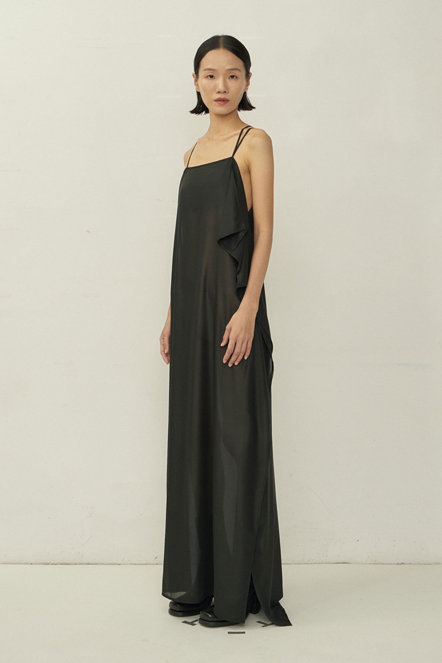 BLACK GLOSSY CHIFFON SPAGHETTI SHOULDER SQUARE NECK ASYMMETRIC CUTTING DRESS