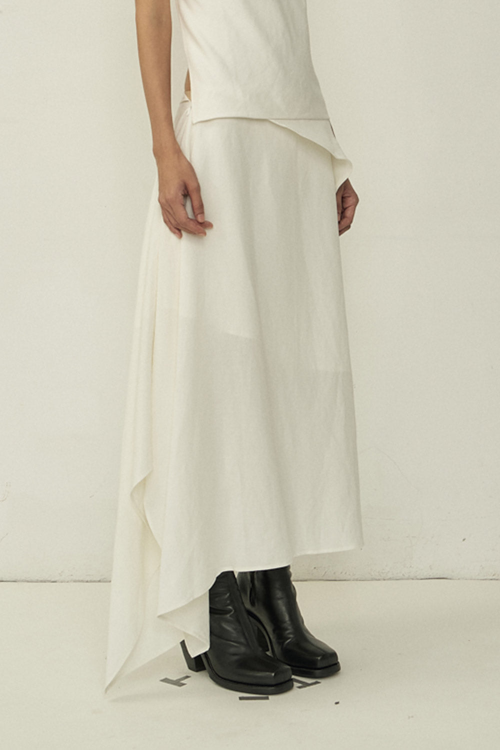 WHITE ASYMMETRIC CUTTING SKIRT