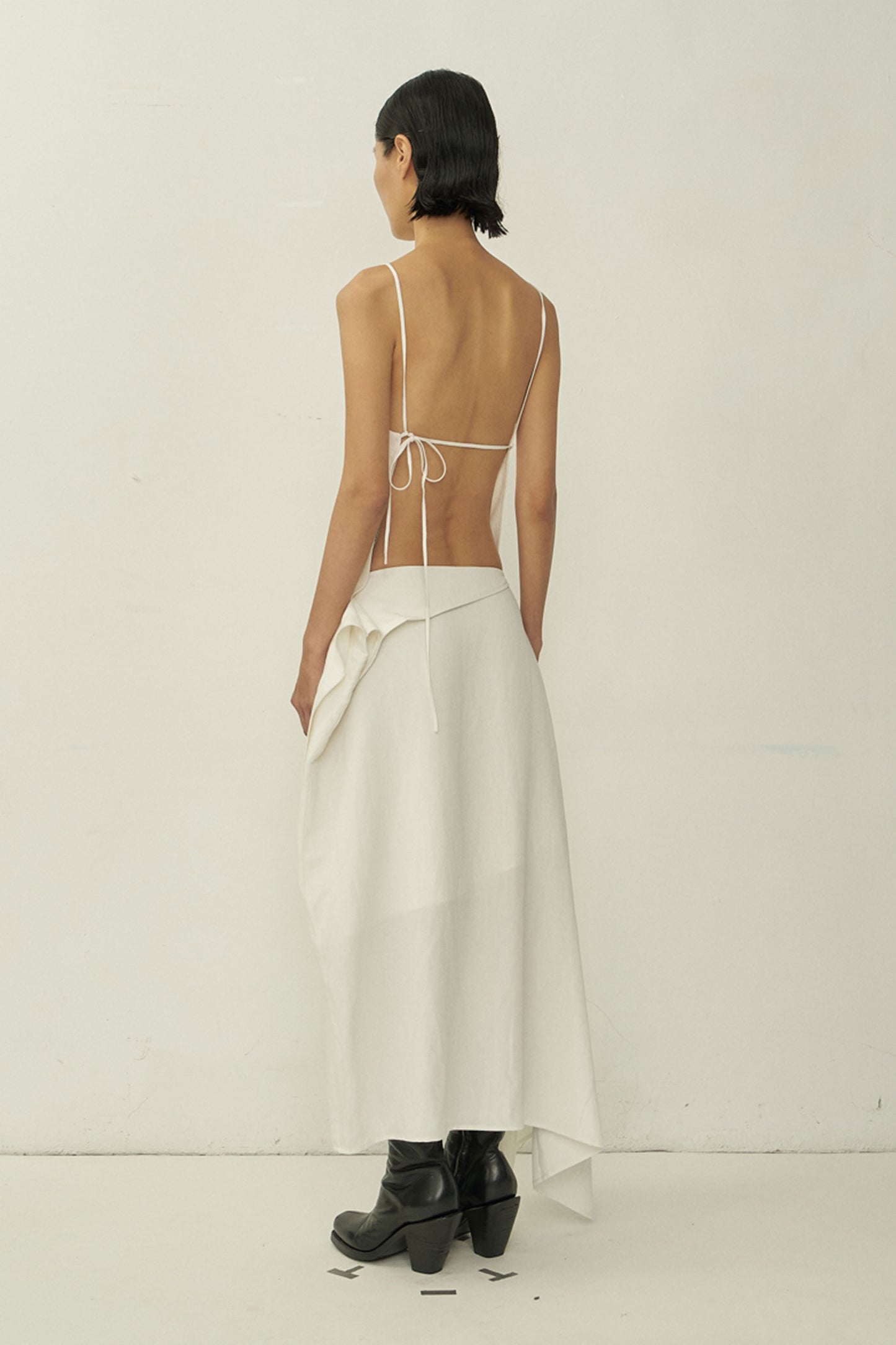 WHITE ASYMMETRIC CUTTING SKIRT
