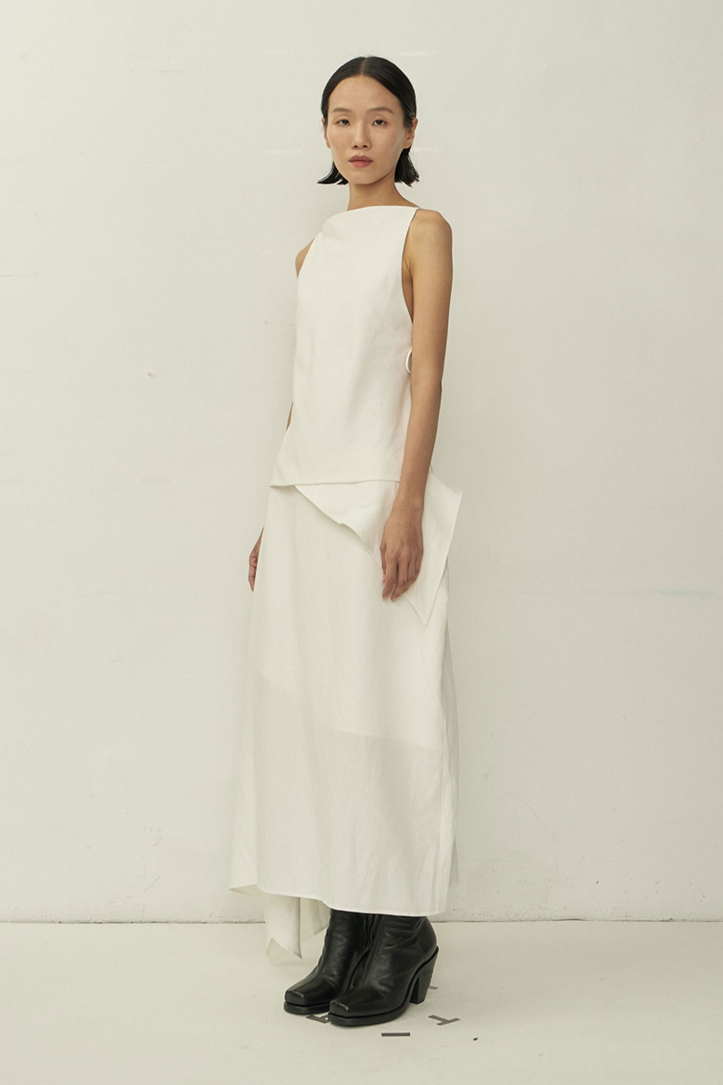 WHITE ASYMMETRIC CUTTING SKIRT