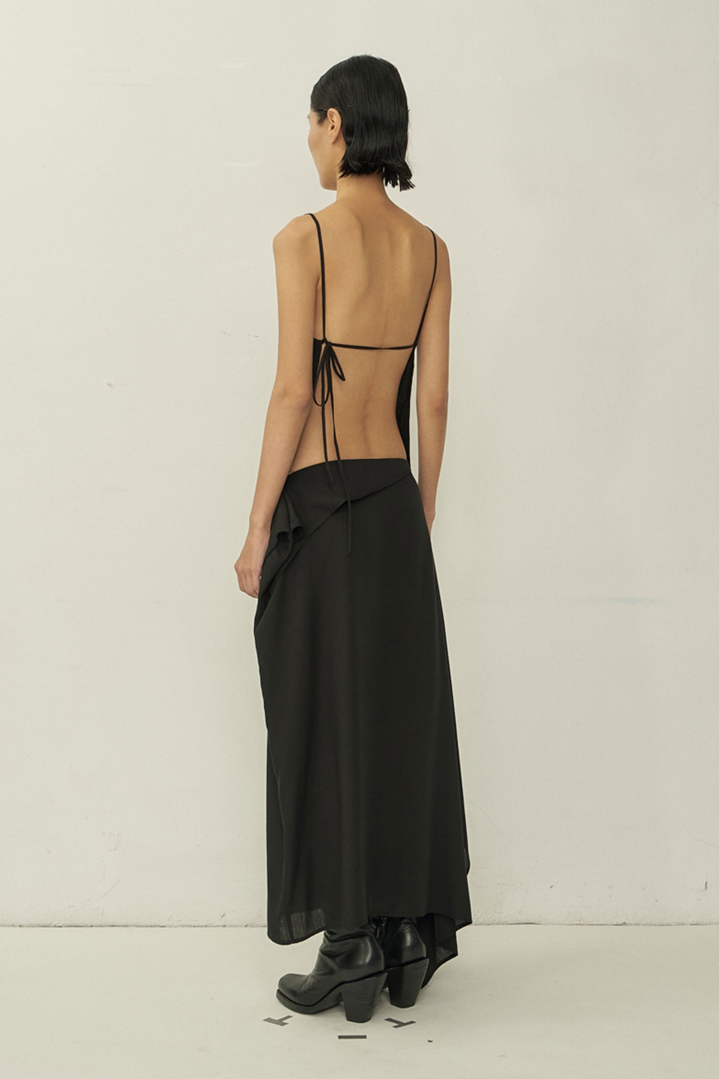 BLACK TENCEL ASYMMETRIC CUTTING SKIRT
