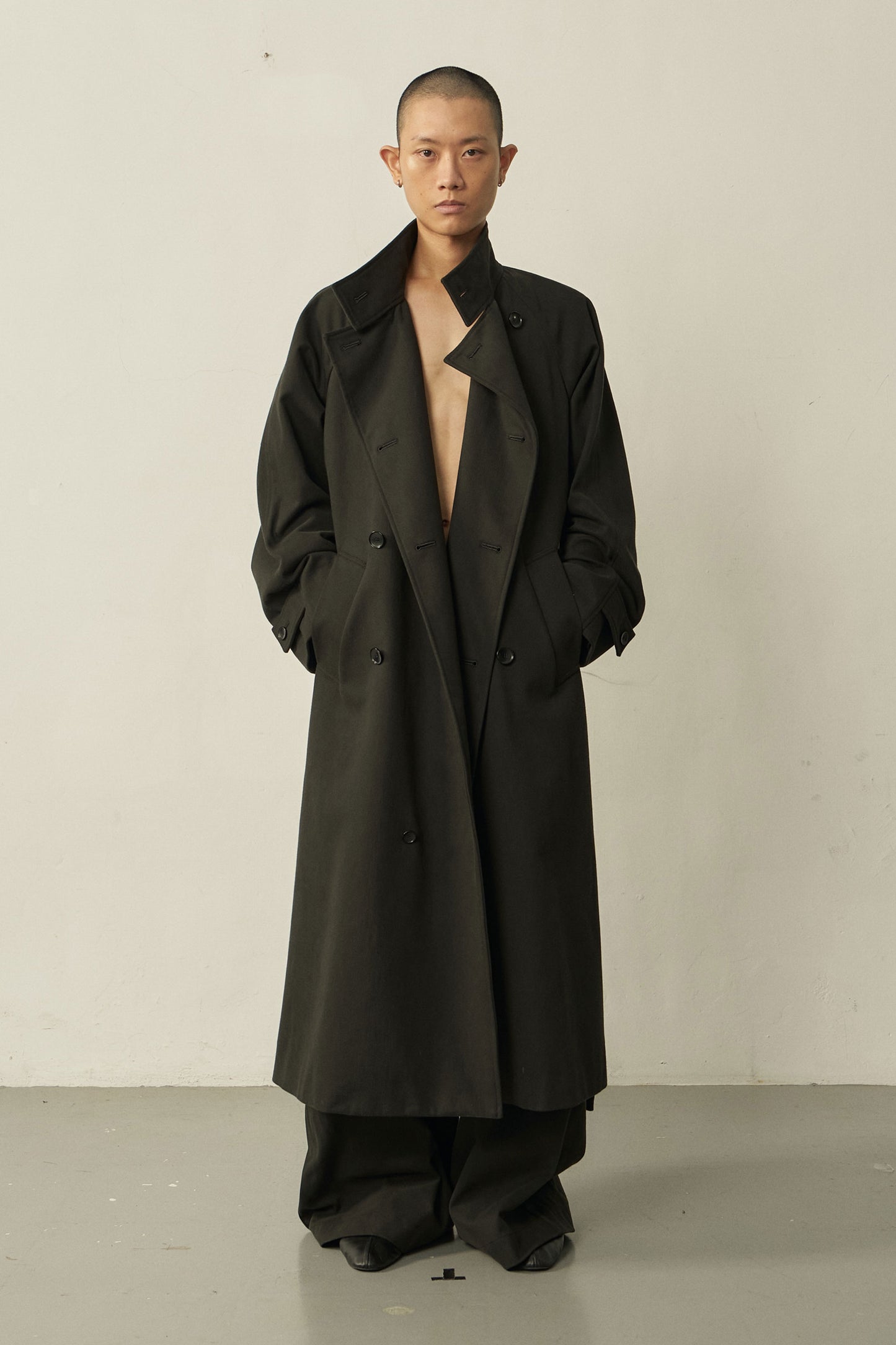 BLACK COTTON HIGH-NECK COAT