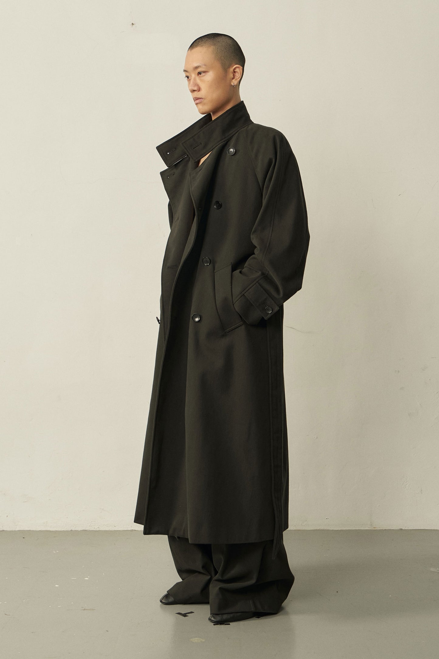 BLACK COTTON HIGH-NECK COAT