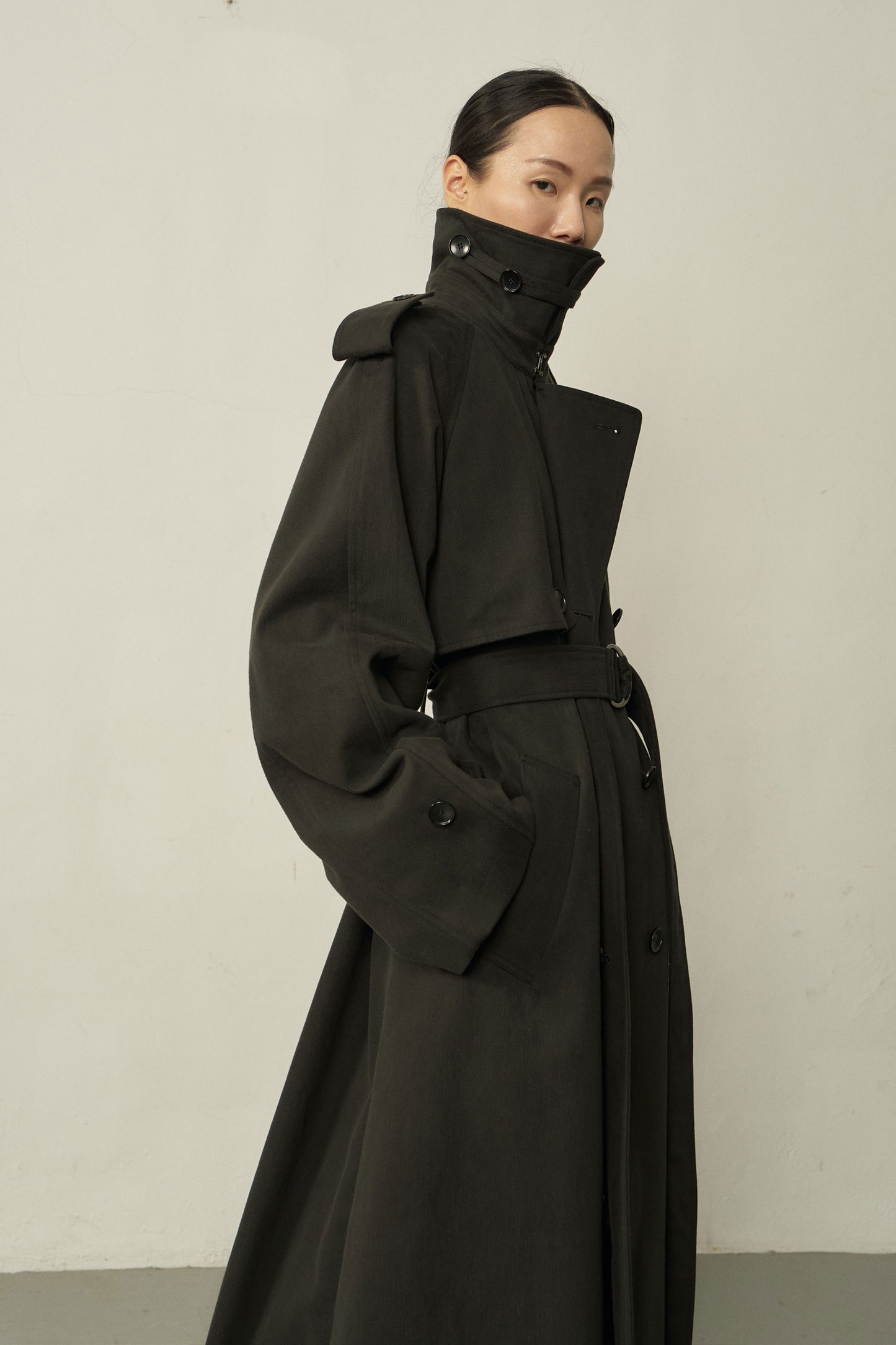 BLACK COTTON DOUBLE-BREASTED RAGLAN TRENCH COAT