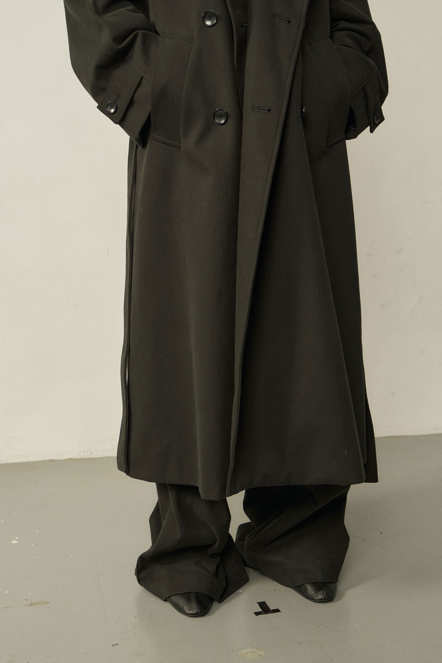 BLACK COTTON HIGH-NECK COAT