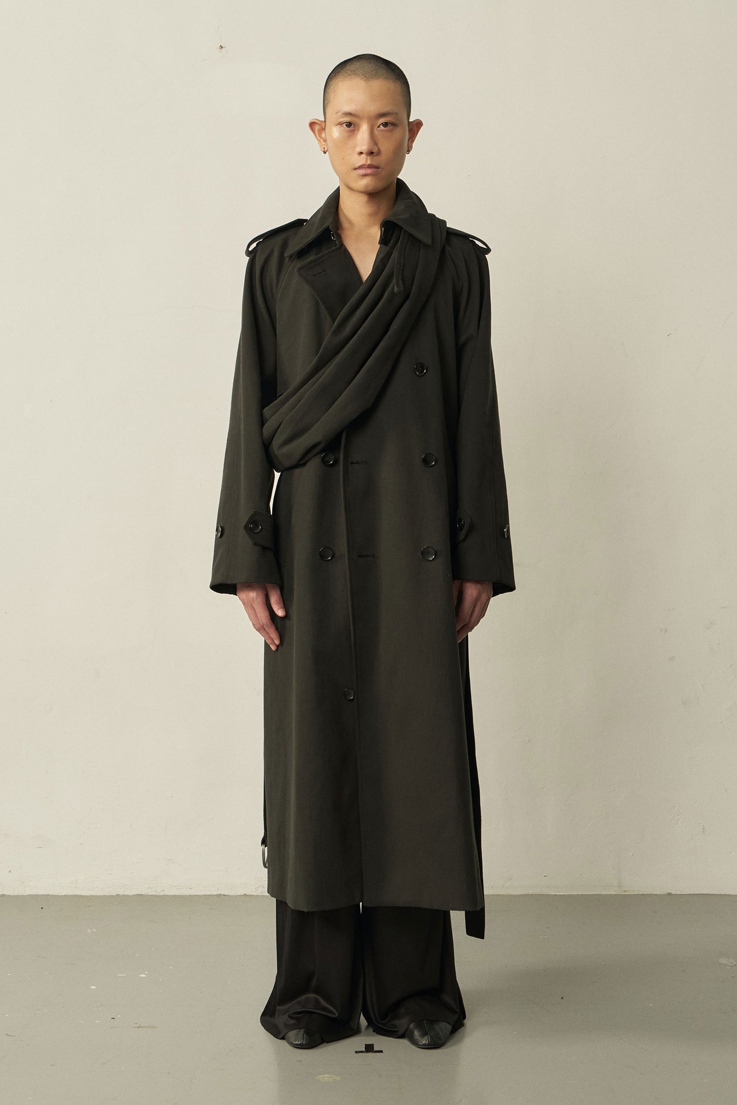 BLACK COTTON DOUBLE-BREASTED RAGLAN TRENCH COAT