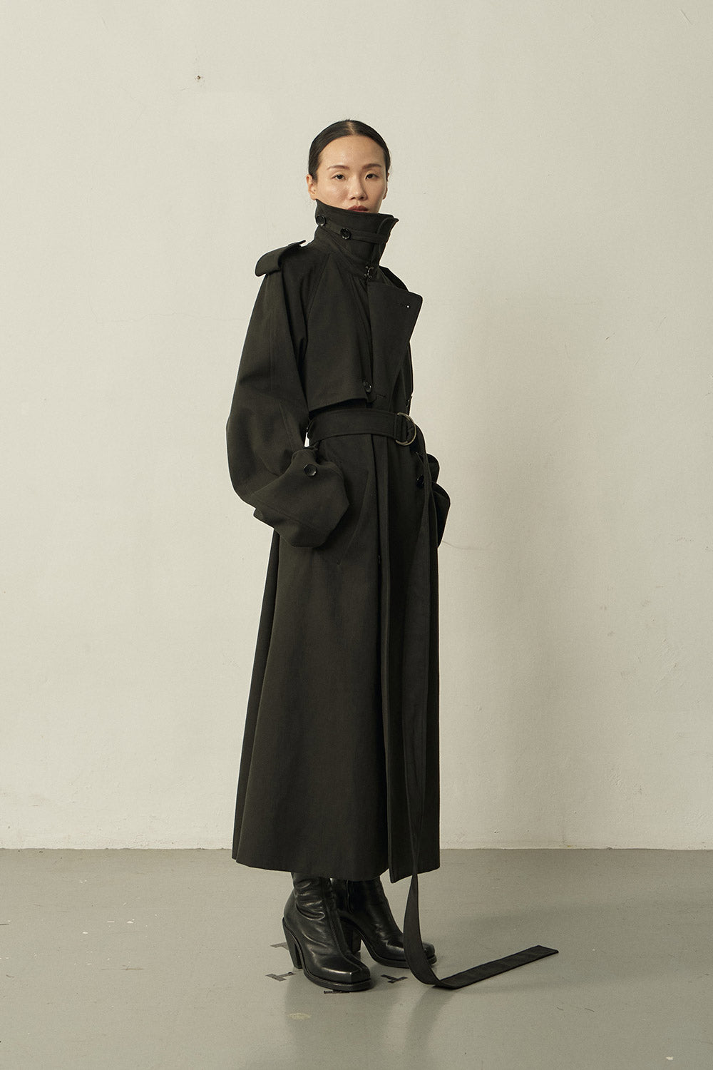 BLACK COTTON DOUBLE-BREASTED RAGLAN TRENCH COAT