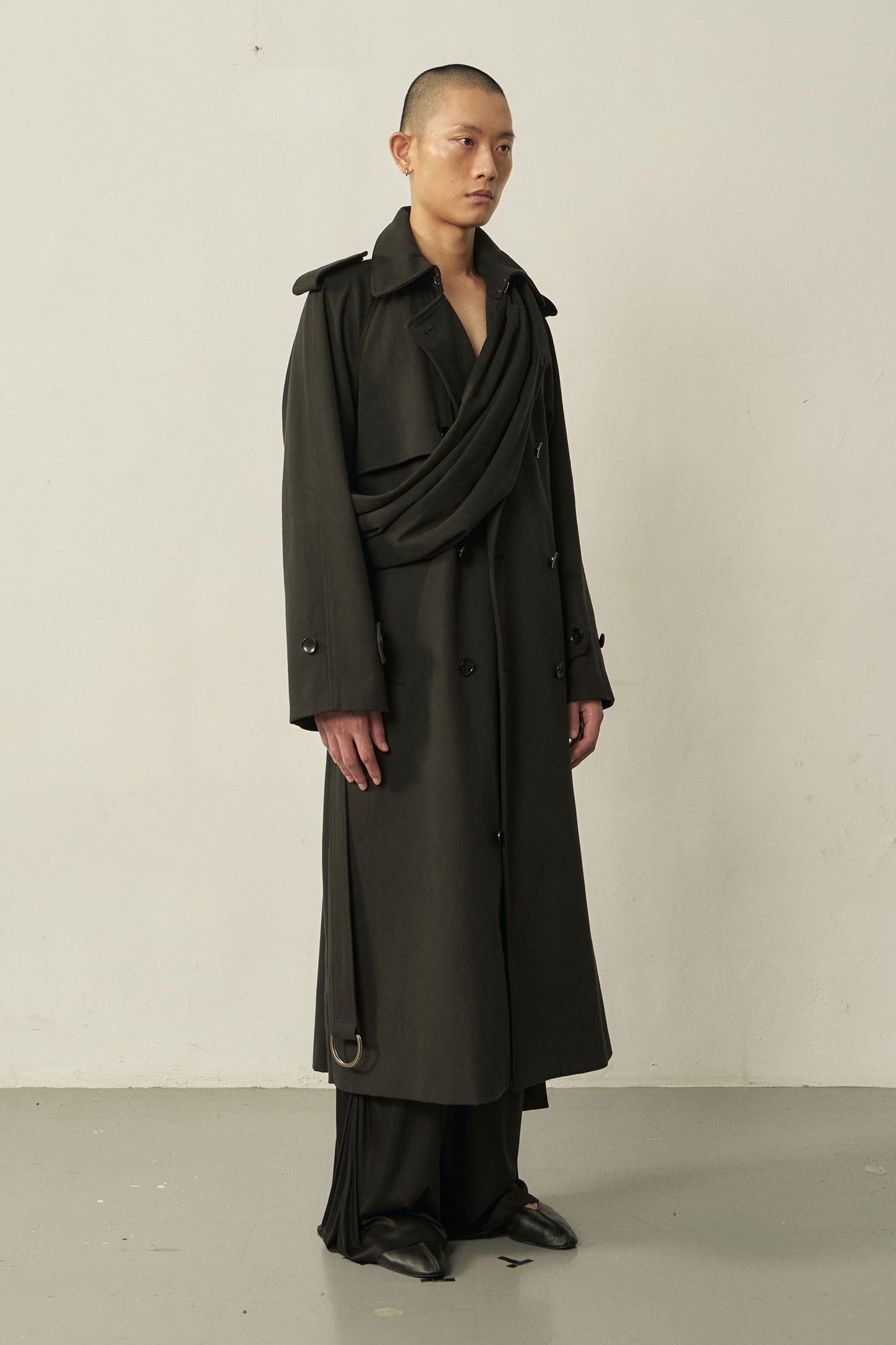 BLACK COTTON DOUBLE-BREASTED RAGLAN TRENCH COAT