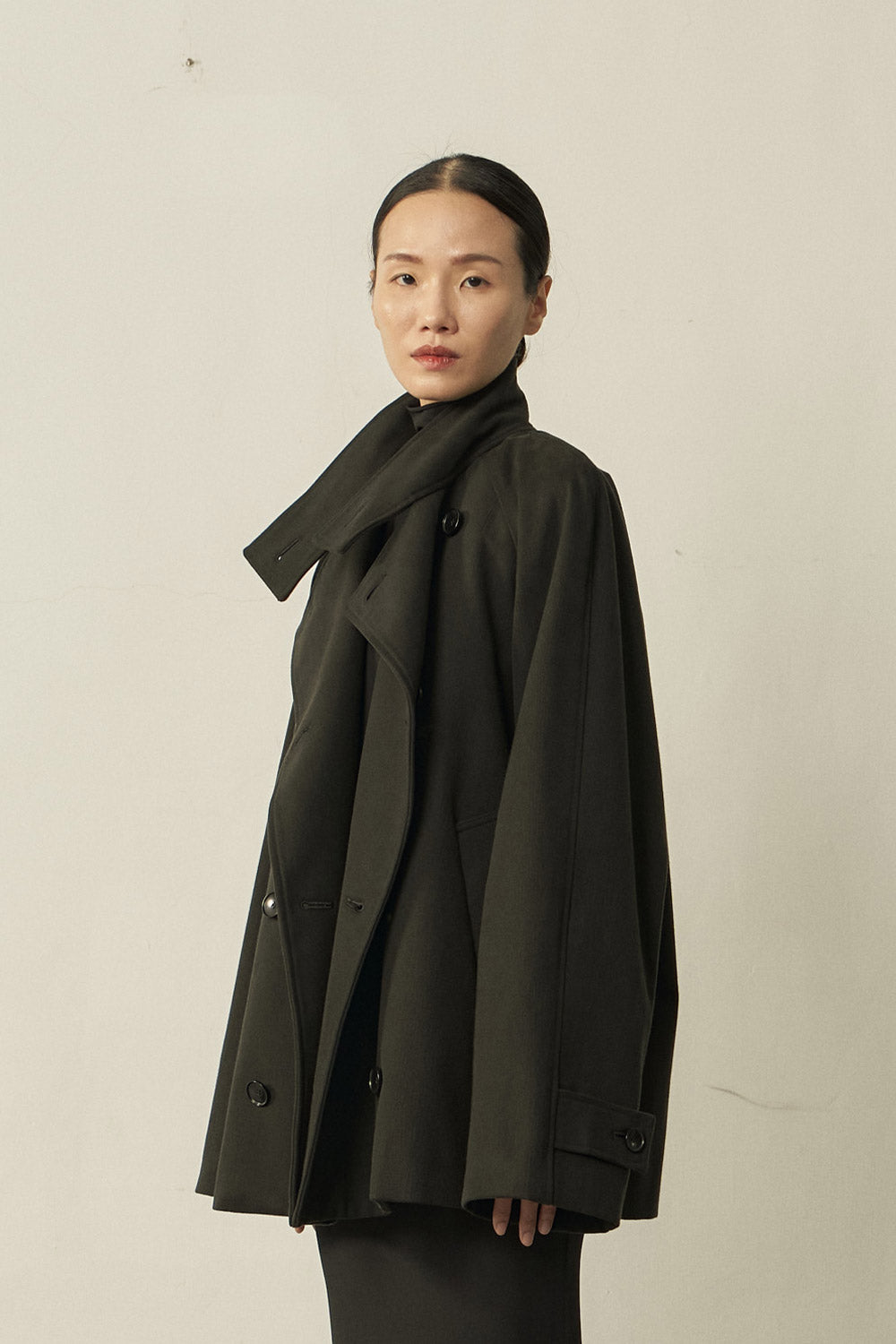 BLACK COTTON HIGH-NECK SHORT COAT