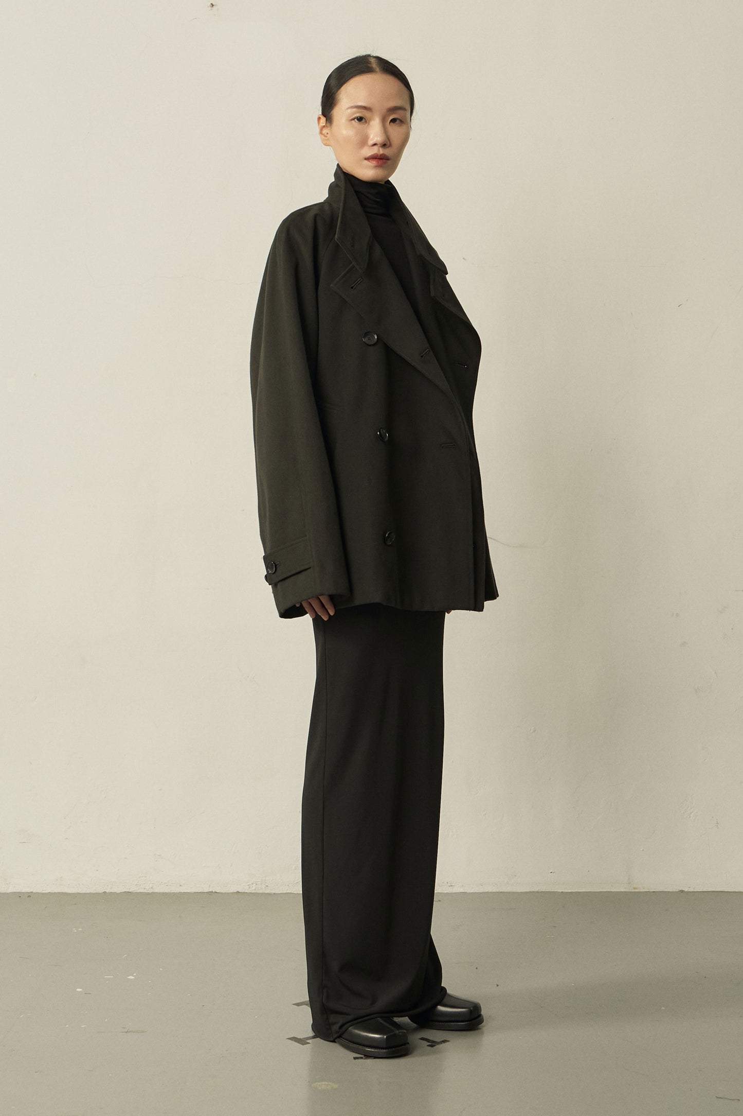 BLACK COTTON HIGH-NECK SHORT COAT