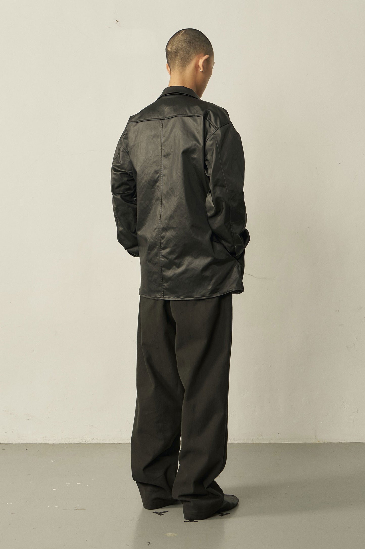 BLACK LEATHER-LIKE WIDE SHIRT