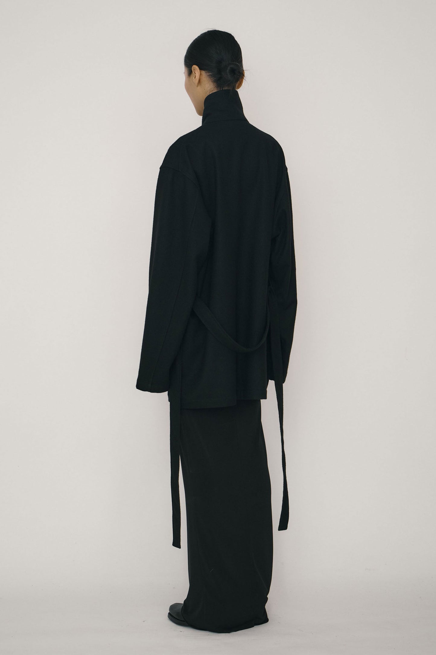 BLACK WOOL SHORT ROBE COAT