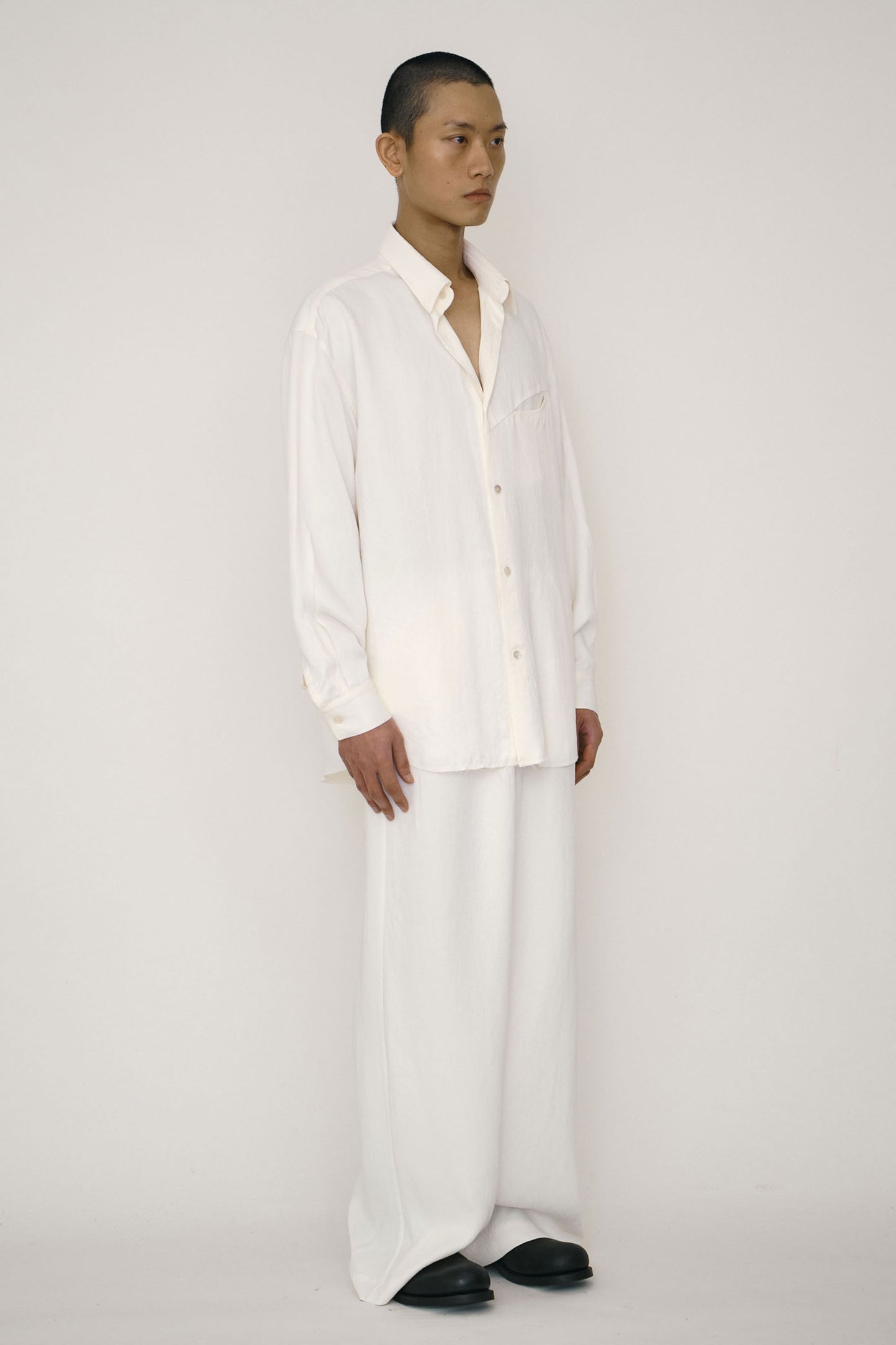 WHITE SATIN CHEST DIAGONAL POCKET SHIRT