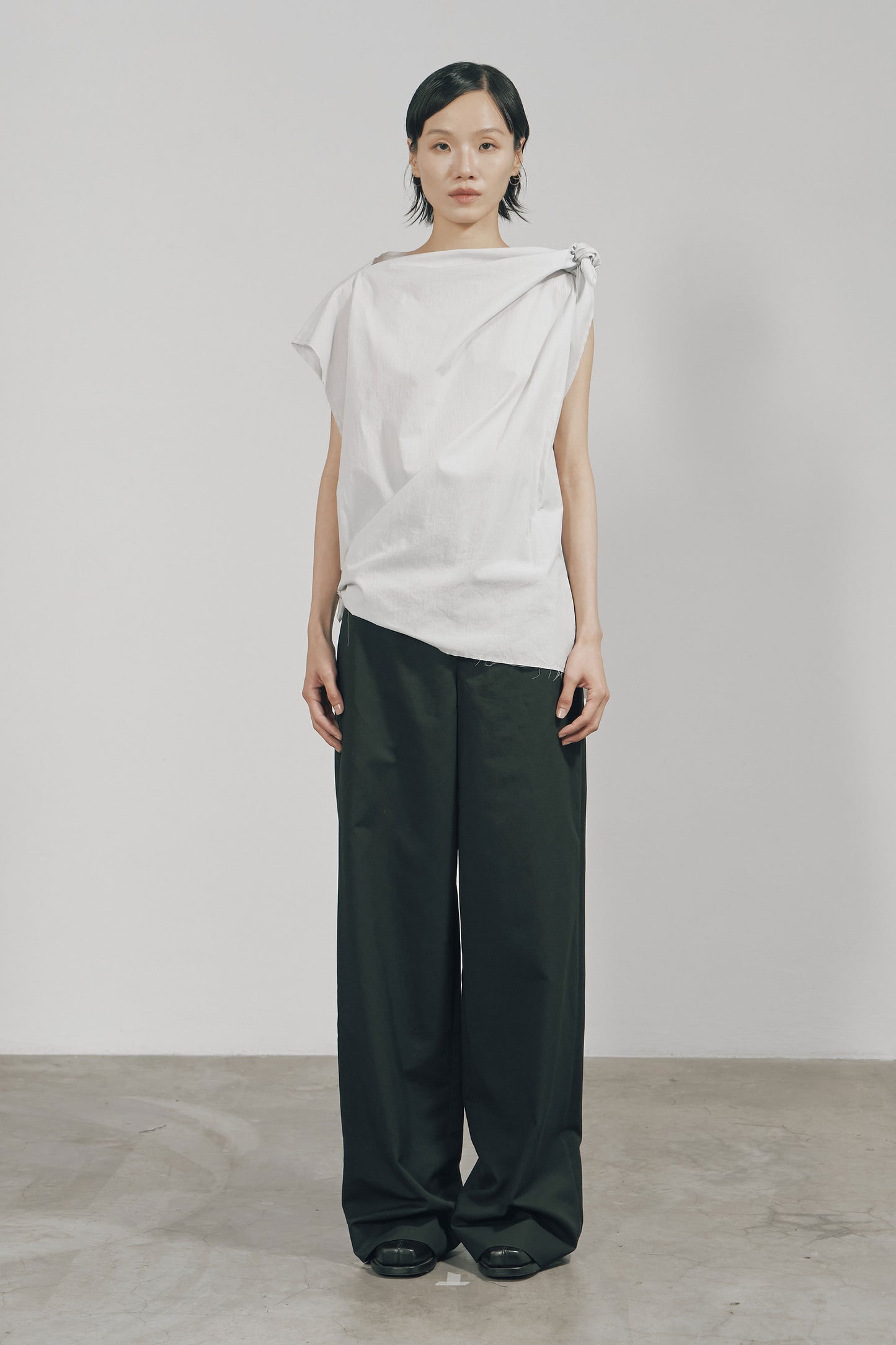 WHITE STRIPE RAW EDGE ASYMMETRIC CUTTING TOP