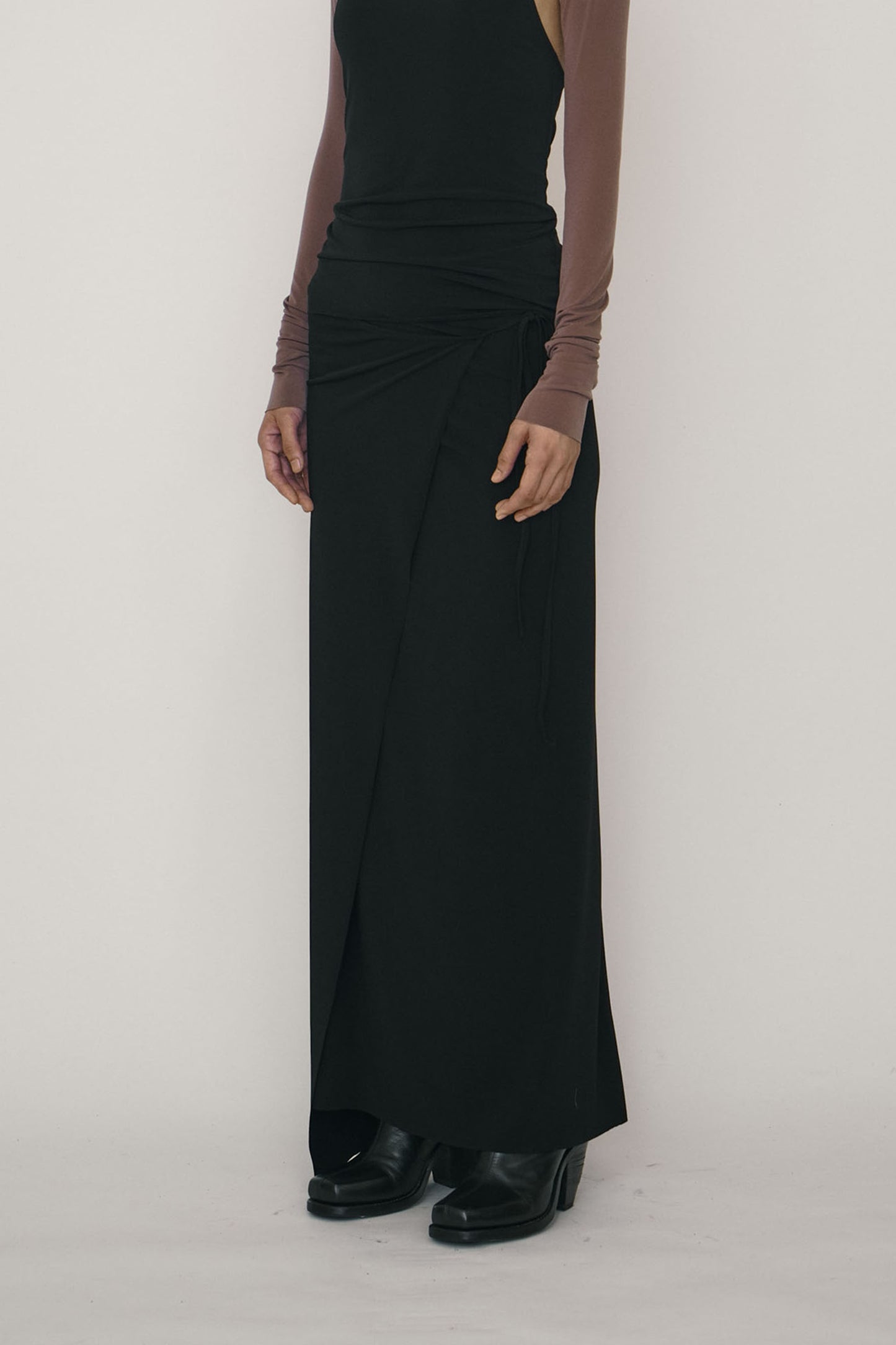 BLACK ONE-PIECE WRAP SKIRT