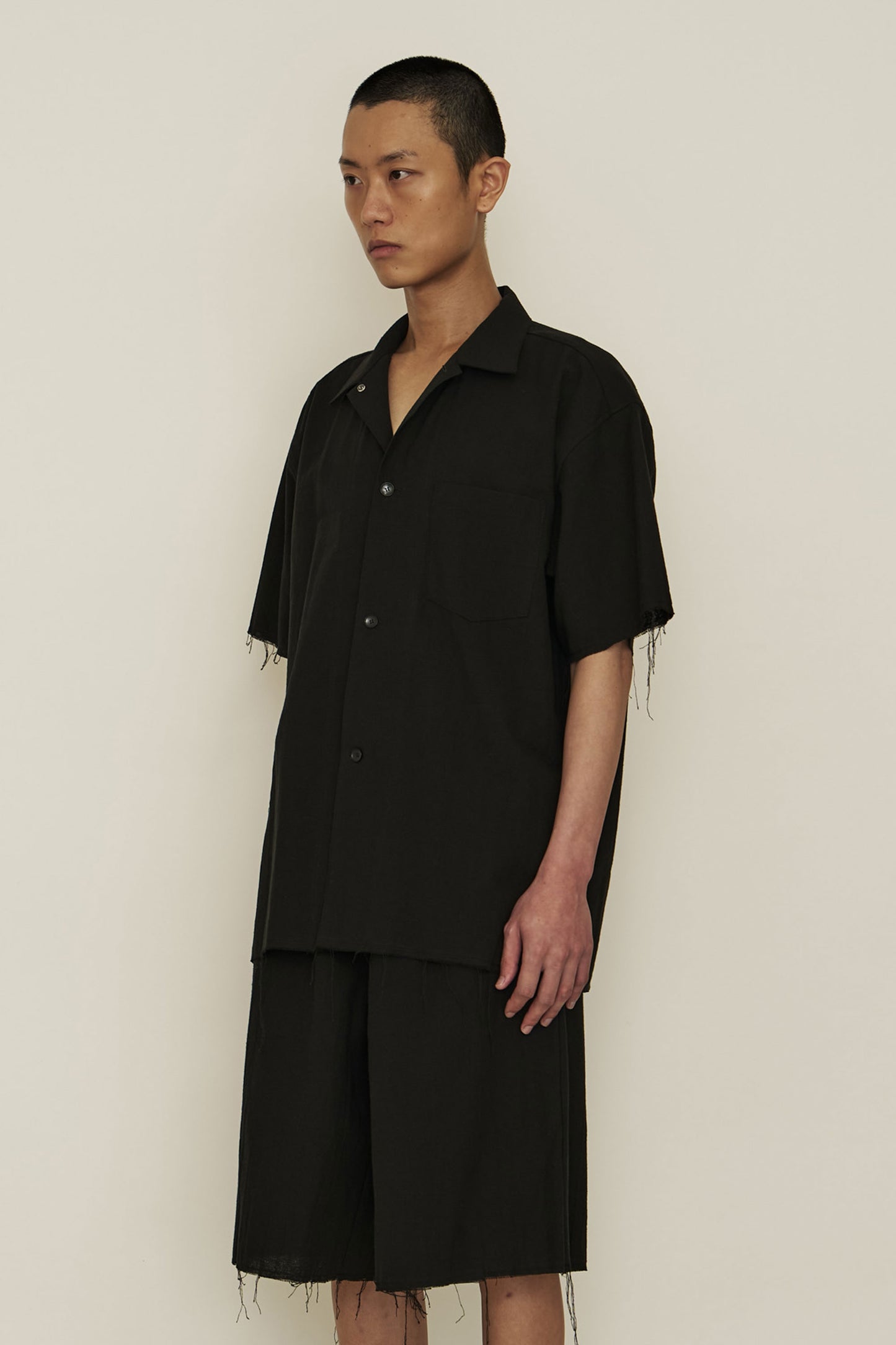 BLACK COTTON RAW EDGE SHORT SLEEVE SHIRT