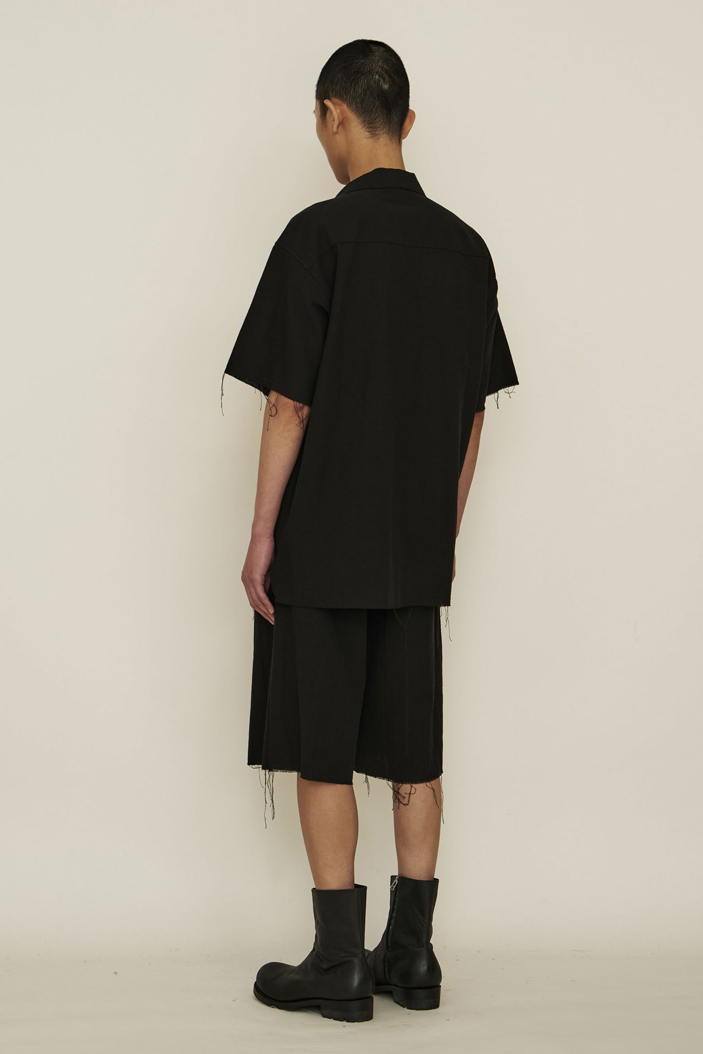 BLACK COTTON RAW EDGE SHORT SLEEVE SHIRT