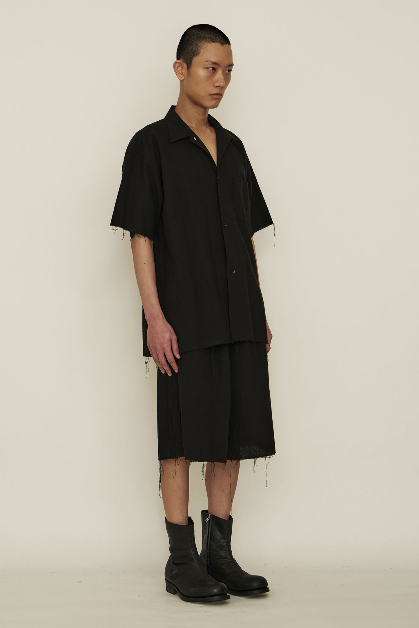 BLACK COTTON RAW EDGE SHORT SLEEVE SHIRT