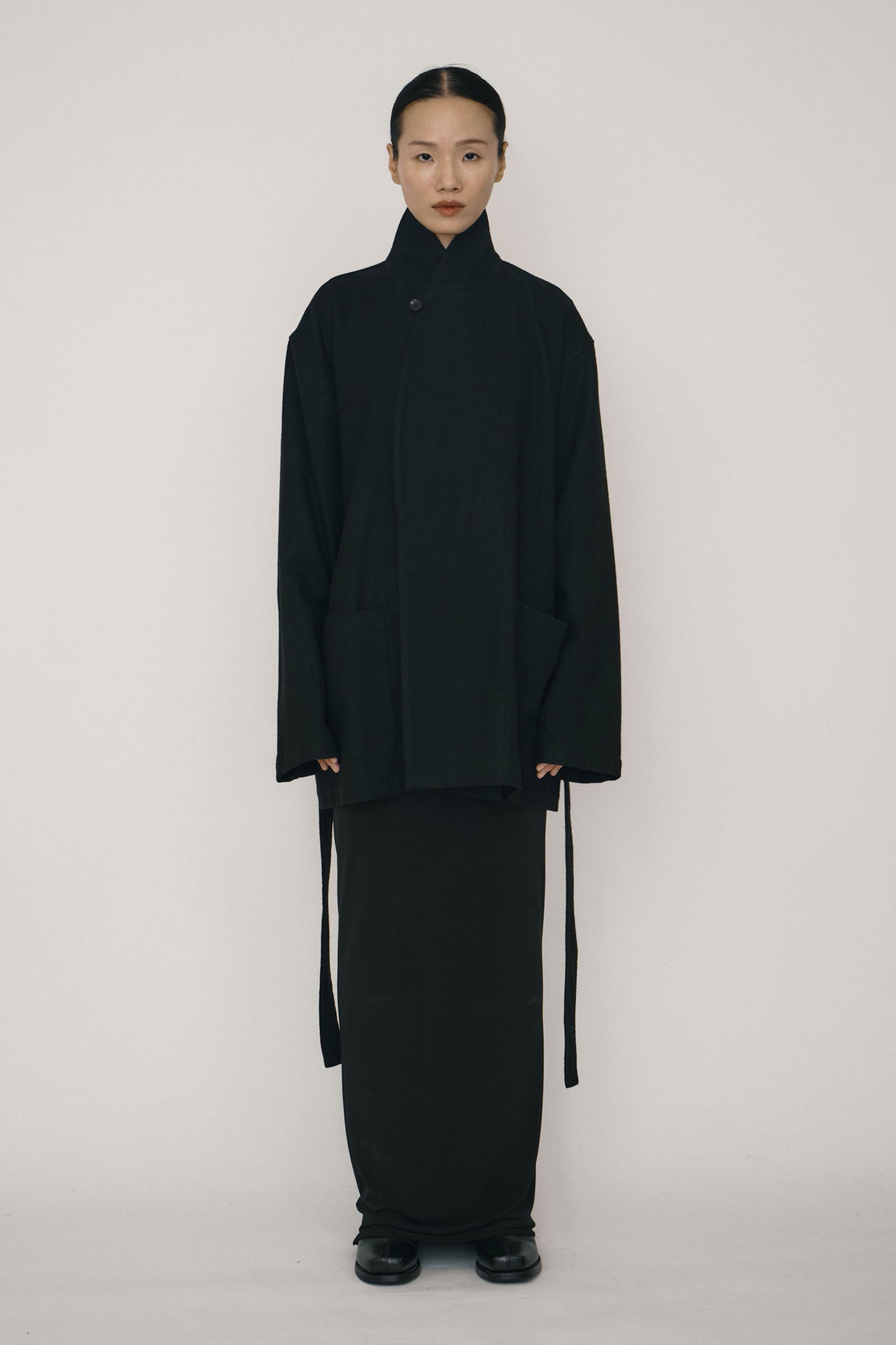 BLACK WOOL SHORT ROBE COAT