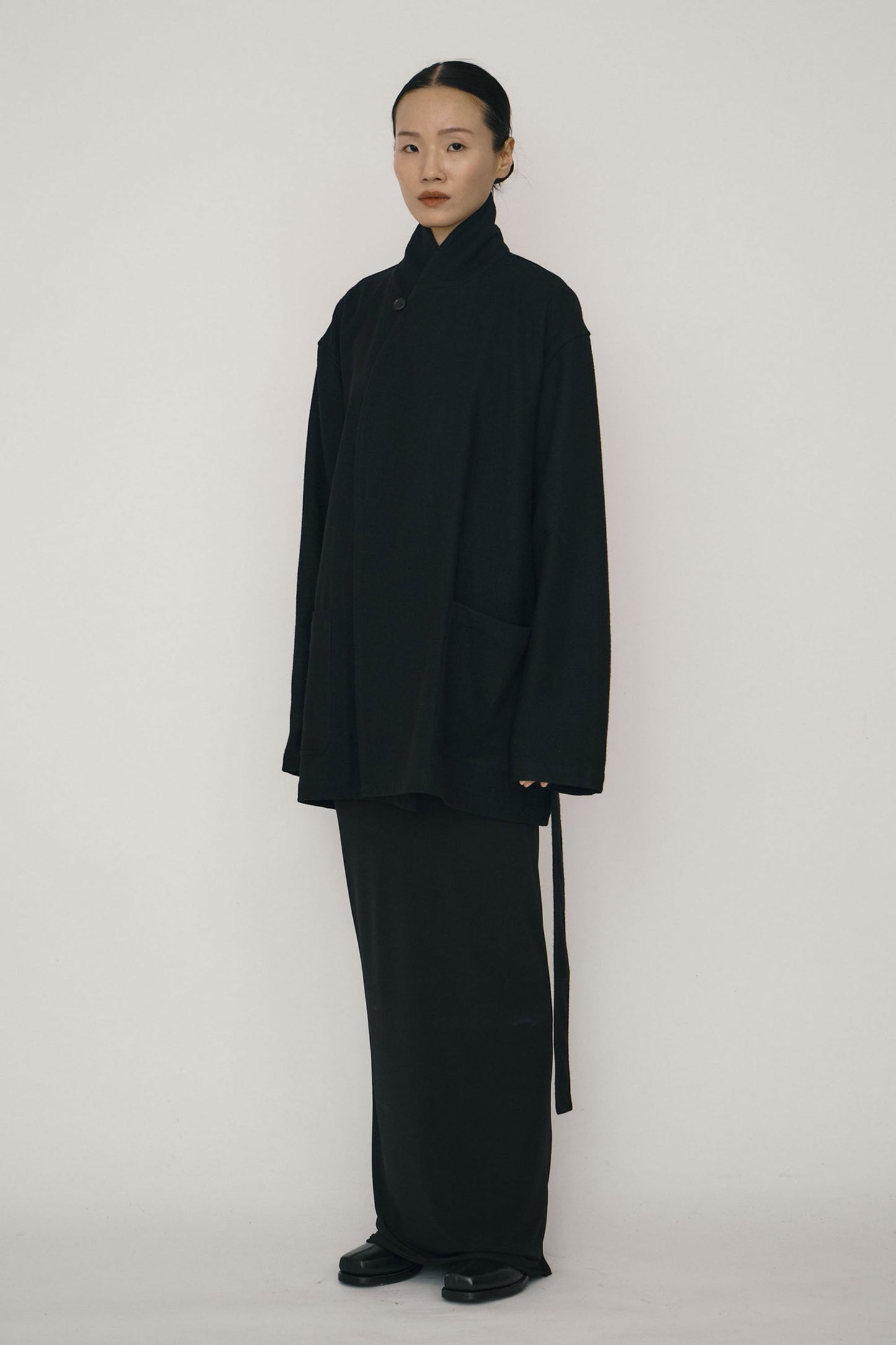 BLACK WOOL SHORT ROBE COAT