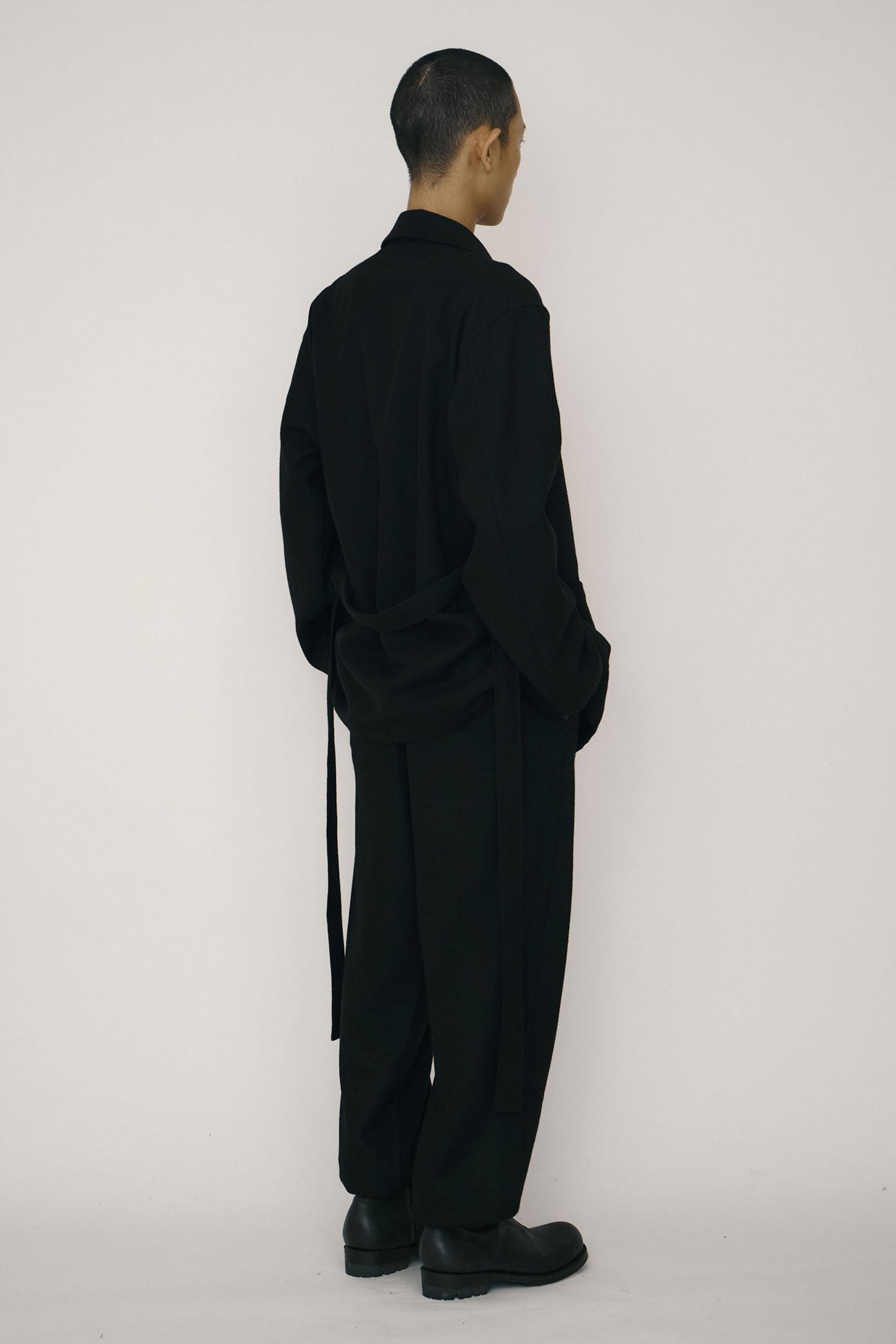 BLACK WOOL SHORT ROBE COAT