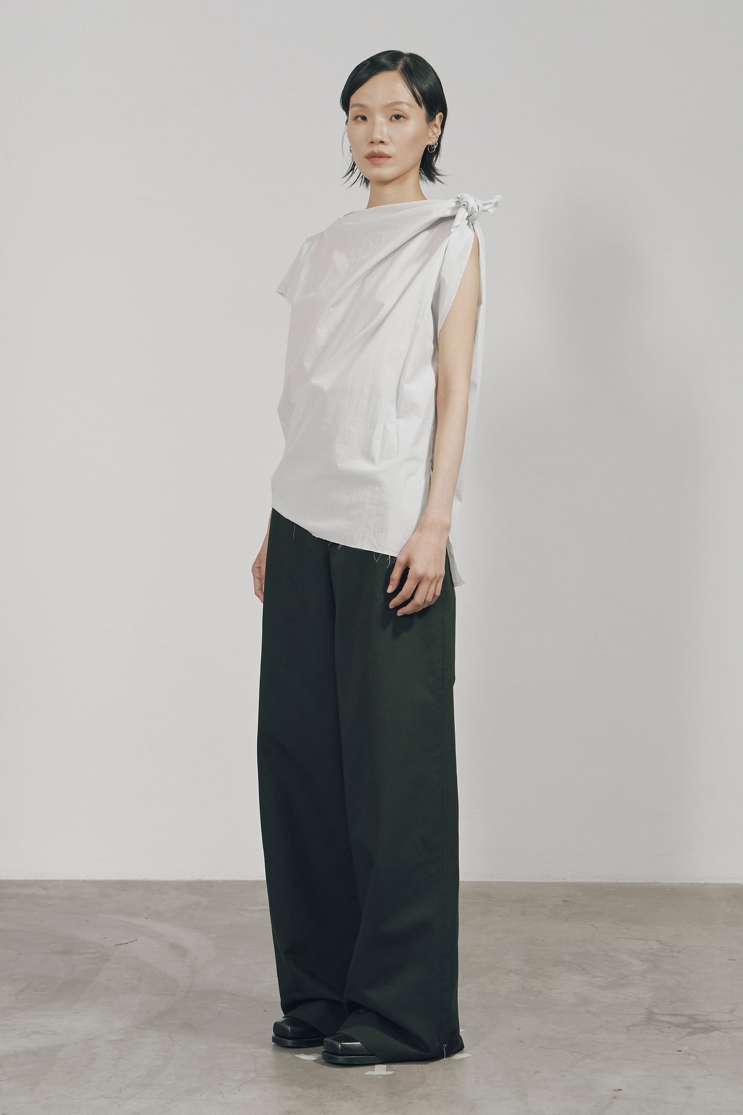 WHITE STRIPE RAW EDGE ASYMMETRIC CUTTING TOP