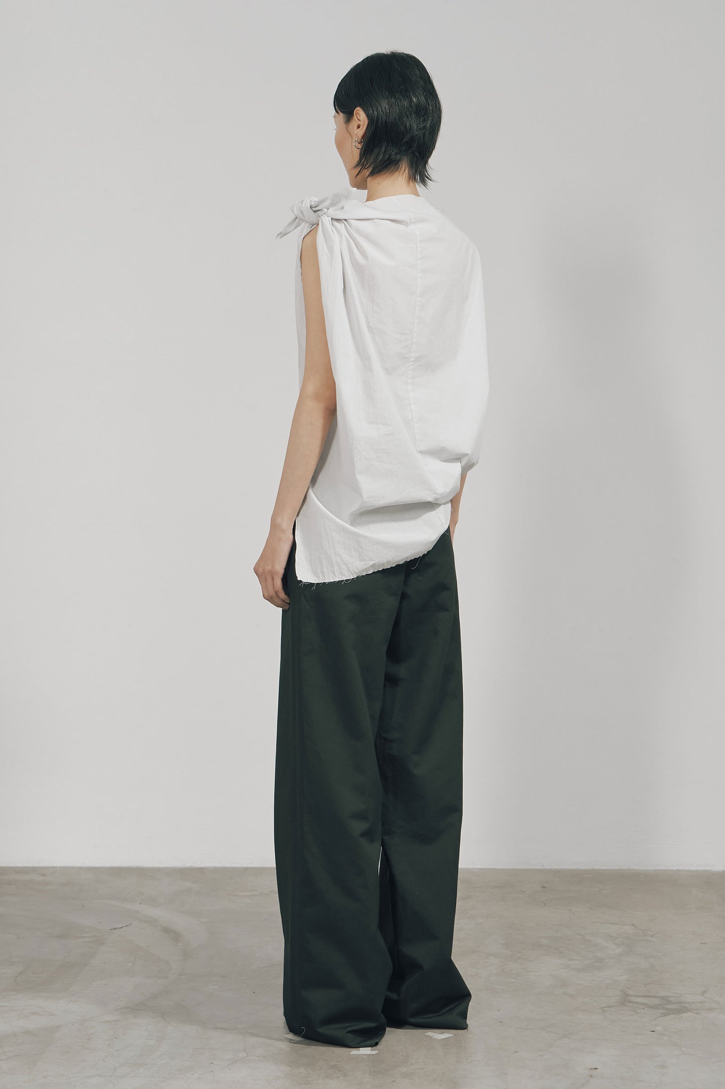 WHITE STRIPE RAW EDGE ASYMMETRIC CUTTING TOP