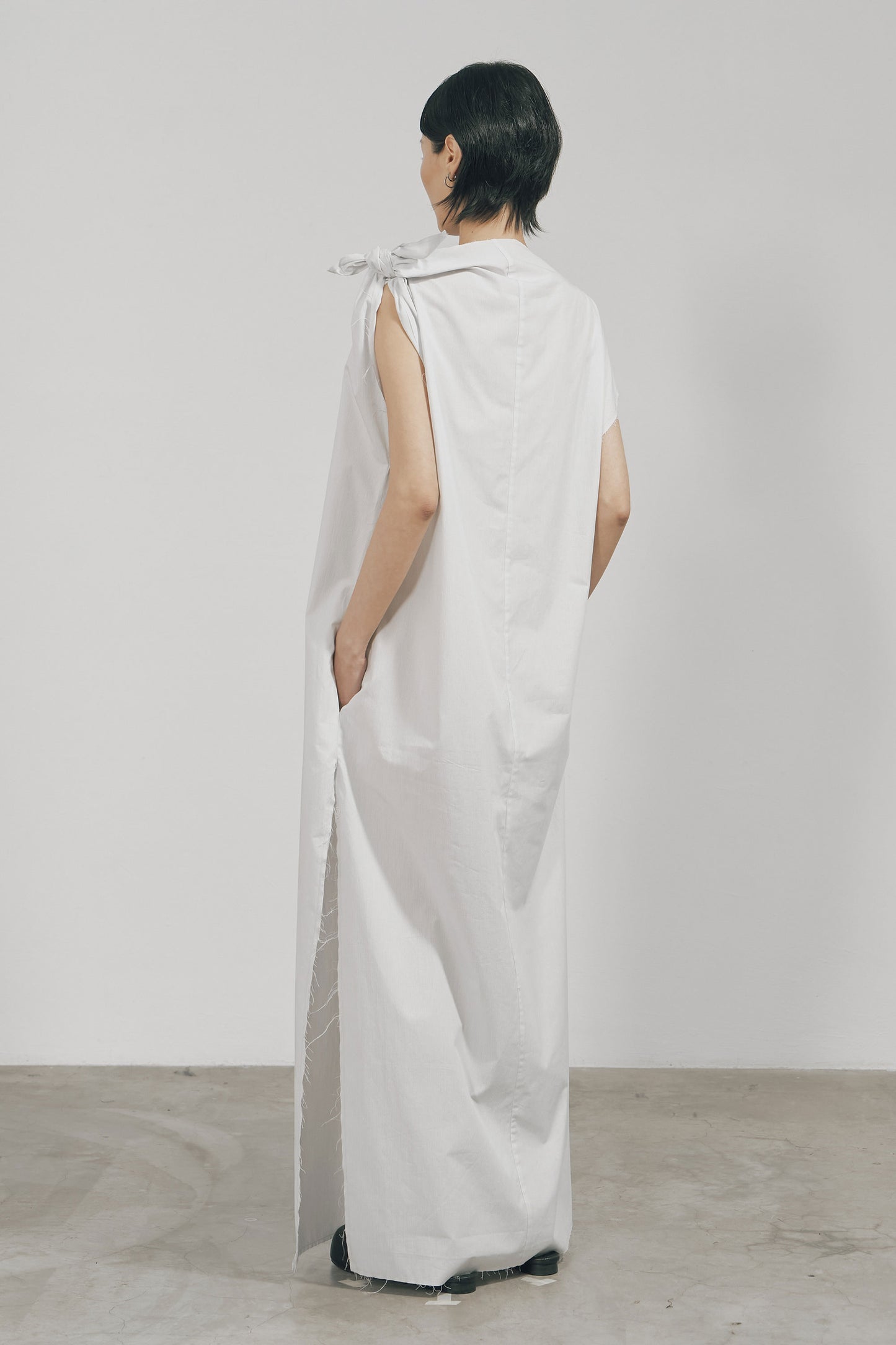 WHITE STRIPE RAW EDGE ASYMMETRIC CUTTING DRESS