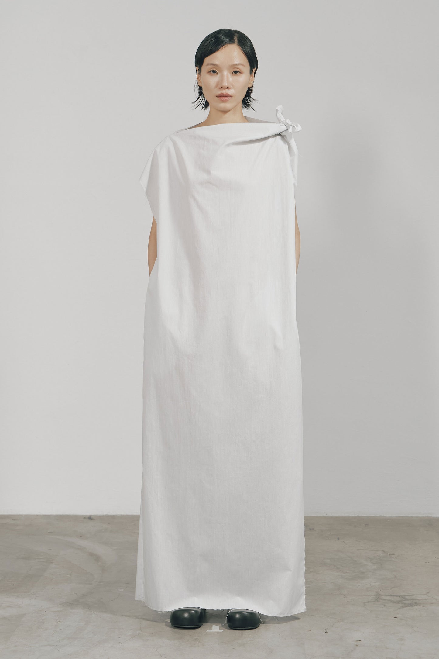 WHITE STRIPE RAW EDGE ASYMMETRIC CUTTING DRESS