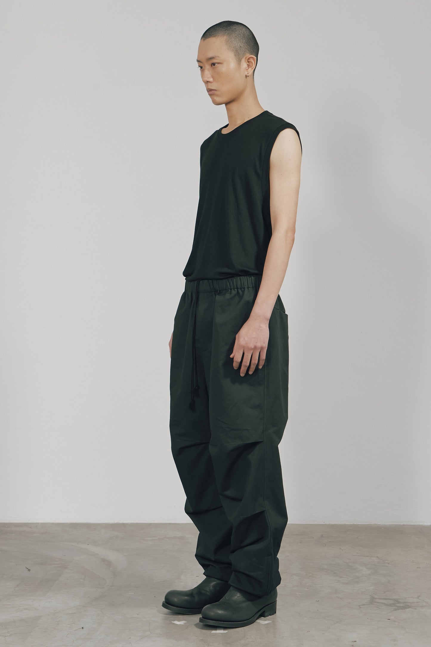 BLACK COTTON TWILL KNEE-TUCK PANTS (MADE TO ORDER)