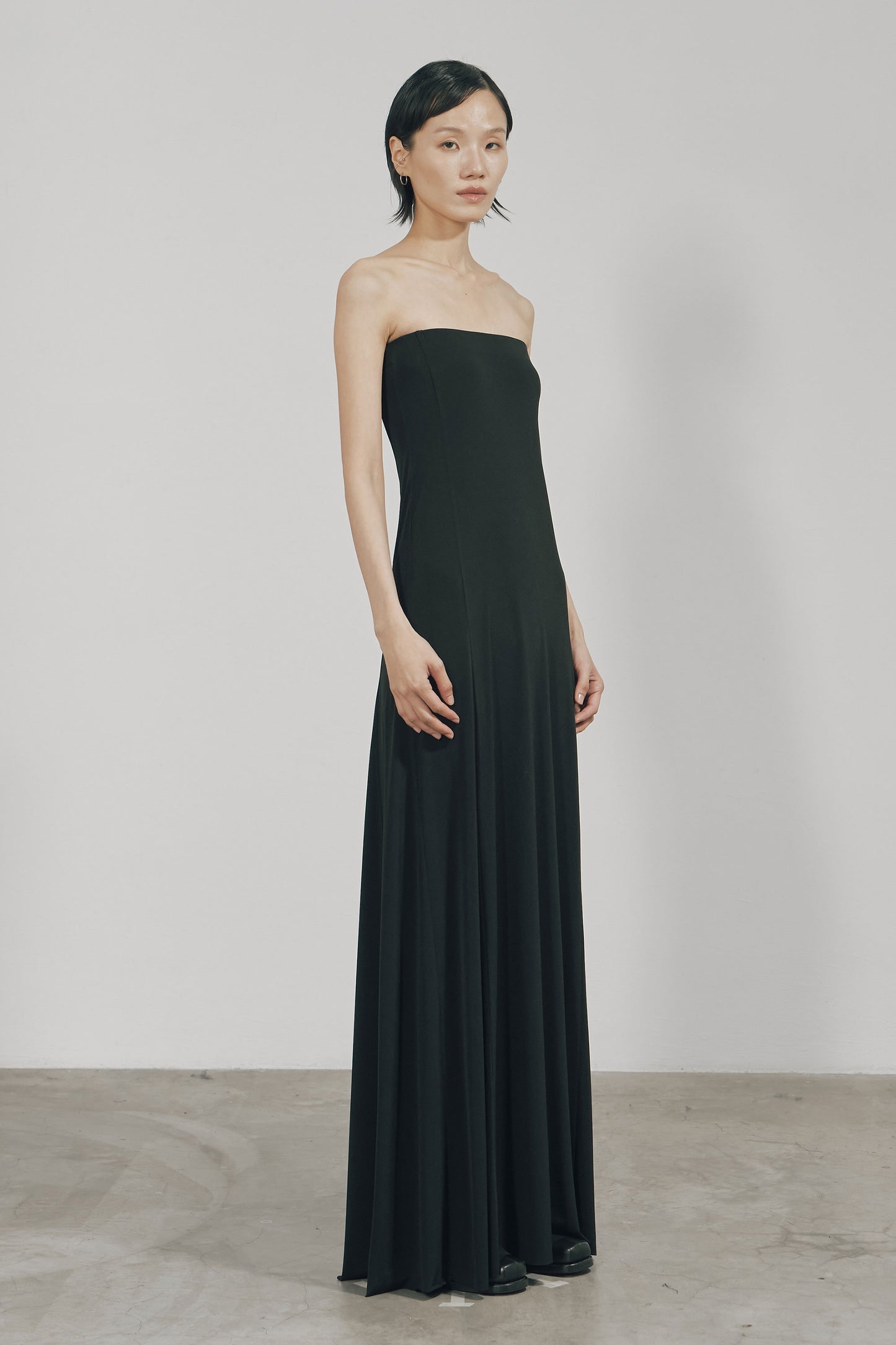 BLACK SKINNY FLARED TUBE MAXI DRESS